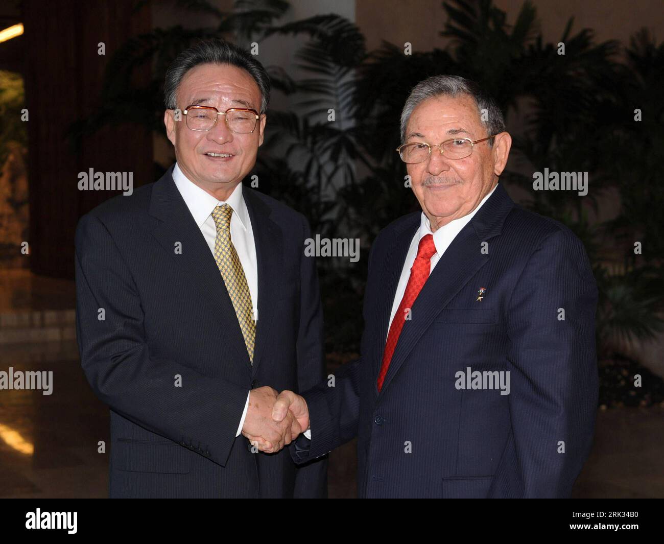 Bildnummer: 53316051  Datum: 02.09.2009  Copyright: imago/Xinhua (090903) -- HAVANA, Sept. 3, 2009 (Xinhua) -- Wu Bangguo (L), chairman of the Standing Committee of China s National s Congress, meets with President of the Council of State of Cuba Raul Castro Ruz in Havana, capital of Cuba, on Sept. 2, 2009. (Xinhua/Ma Zhancheng) (wjd) (1)CUBA-CHINA-WU BANGGUO-RAUL CASTRO RUZ-MEETING PUBLICATIONxNOTxINxCHN People kbdig xmk 2009 quer  o00 Politik, Havanna    Bildnummer 53316051 Date 02 09 2009 Copyright Imago XINHUA  Havana Sept 3 2009 XINHUA Wu Bangguo l Chairman of The thing Committee of China Stock Photo