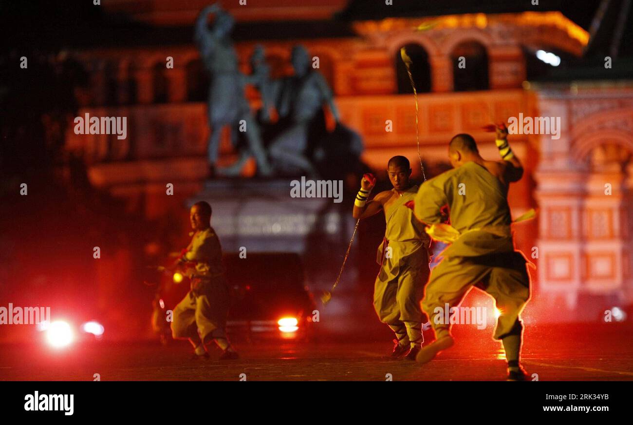 bildnummer 53320199 datum 04092009 copyright imagoxinhua 090905 moscow sept 5 2009 xinhua monks from shaolin temple of china perform during a rehearsal of russia military tattoo at red square in moscow capital of russia sept 4 2009 xinhualu jinbo 6russia moscow military tattoo shaolin monks publicationxnotxinxchn moskau show shaolin mnche kbdig xub 2009 quer bildnummer 53320199 date 04 09 2009 copyright imago xinhua moscow sept 5 2009 xinhua monks from shaolin temple of china perform during a rehearsal of russia military tattoo at red square in moscow capit 2RK34YB