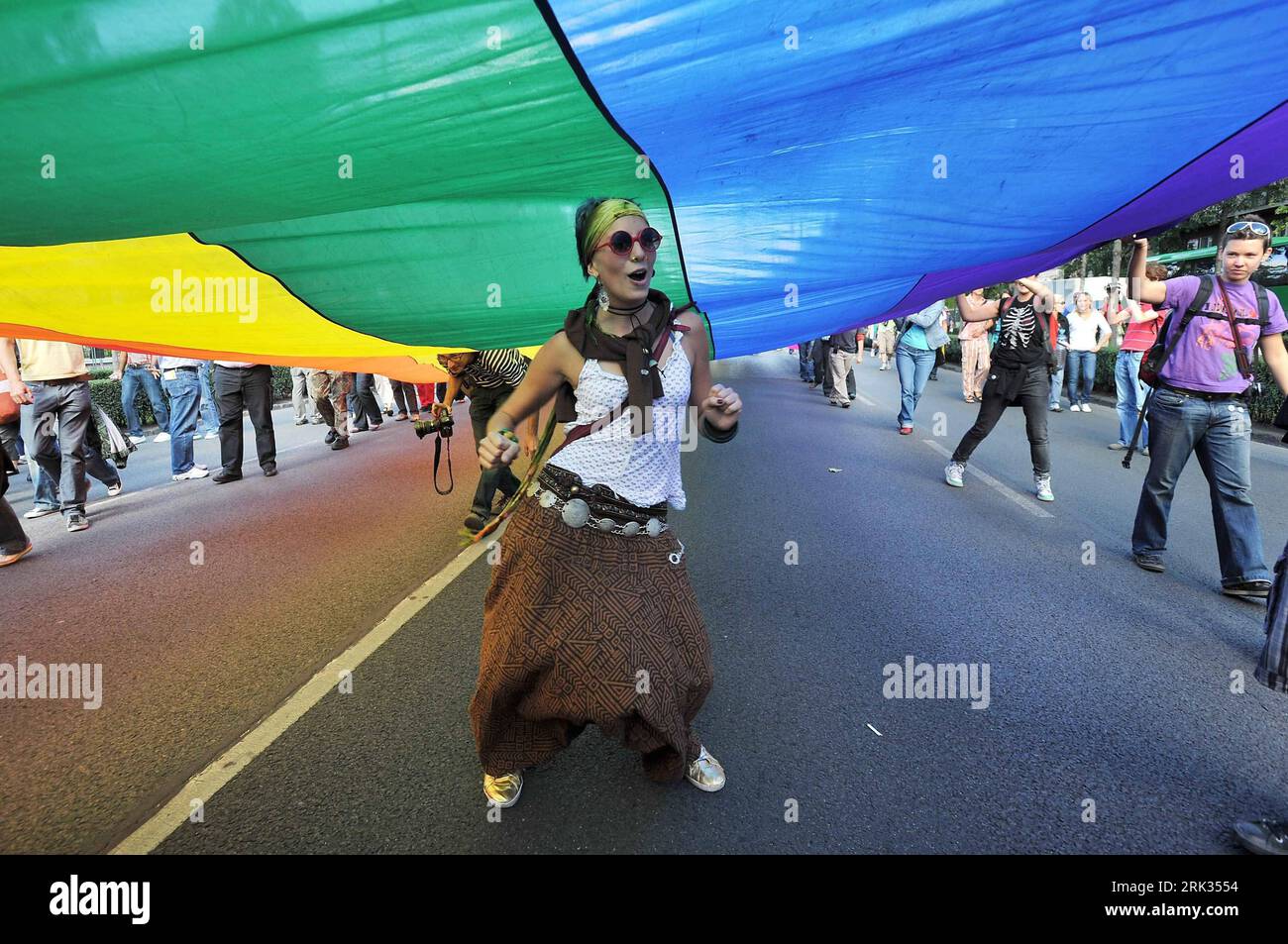 Bildnummer: 53321204  Datum: 05.09.2009  Copyright: imago/Xinhua (090906) -- BUDAPEST, Sept. 6, 2009 (Xinhua) -- A parader dances under a 60-meter-long rainbow flag during the Gay Pride Parade in Budapest, capital of Hungary, Sept. 5, 2009. Some 1,500 secured by police held a Gay Pride Parade here on Saturday. (Xinhua/Kovacs Tamas) (gxr) (2)HUNGARY-BUDAPEST-GAY PRIDE PARADE PUBLICATIONxNOTxINxCHN Homosexualität Ungarn Europa premiumd kbdig xng 2009 quer     Bildnummer 53321204 Date 05 09 2009 Copyright Imago XINHUA  Budapest Sept 6 2009 XINHUA a  Dances Under a 60 Metres Long Rainbow Flag duri Stock Photo
