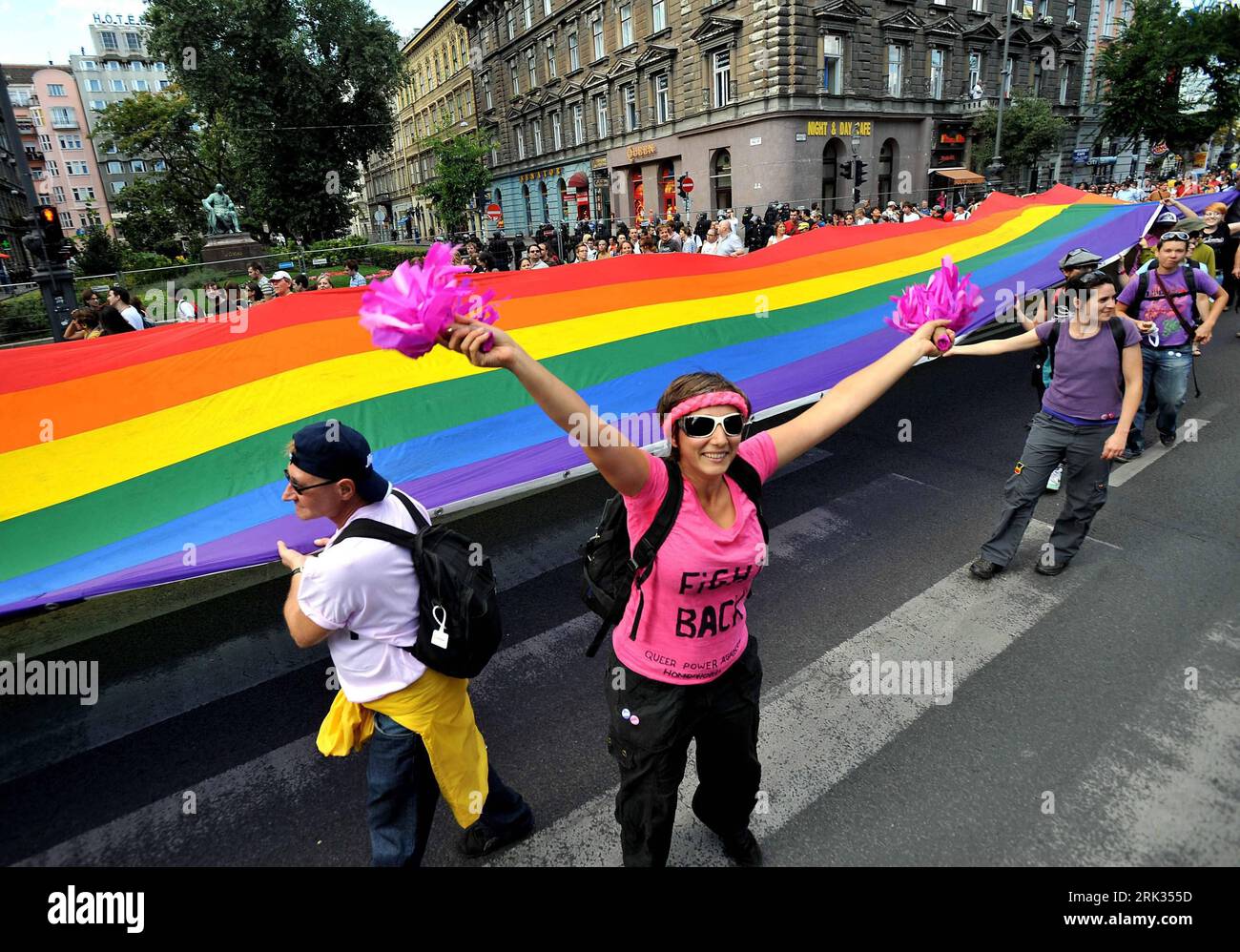 Bildnummer: 53321203  Datum: 05.09.2009  Copyright: imago/Xinhua (090906) -- BUDAPEST, Sept. 6, 2009 (Xinhua) -- Paraders hold a 60-meter-long rainbow flag during the Gay Pride Parade in Budapest, capital of Hungary, Sept. 5, 2009. Some 1,500 secured by police held a Gay Pride Parade here on Saturday. (Xinhua/Kovacs Tamas) (gxr) (1)HUNGARY-BUDAPEST-GAY PRIDE PARADE PUBLICATIONxNOTxINxCHN Homosexualität Ungarn Europa premiumd kbdig xng 2009 quer     Bildnummer 53321203 Date 05 09 2009 Copyright Imago XINHUA  Budapest Sept 6 2009 XINHUA  Hold a 60 Metres Long Rainbow Flag during The Gay Pride Pa Stock Photo