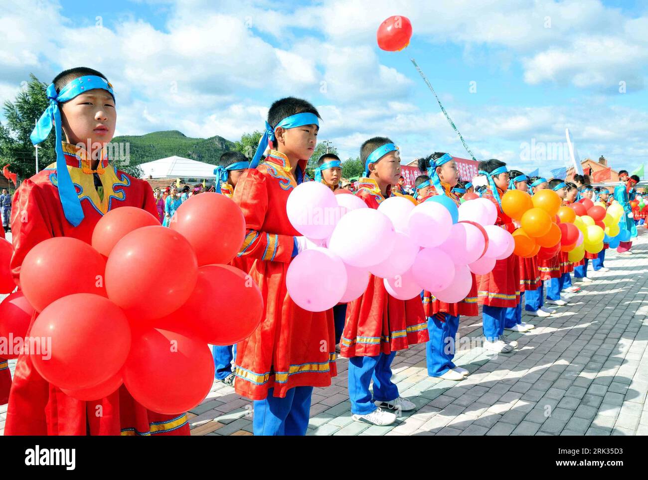 Bildnummer: 53322591  Datum: 06.09.2009  Copyright: imago/Xinhua (090907) -- ZHALANTUN, Sept. 7, 2009 (Xinhua) -- Children with variegated balloons in hands attend the commemoration of the 60th anniversary of the founding of the Nanmu Oroqen Ethnic Group Village, in Zhalantun City, north China s Inner Mongolia Autonomous Region, Sept. 6, 2009. The Oroqen Ethnic Group, one of the least populous ethnic minorities in China, used to be mainly hunters well versant with archery and horsemanship. With the help of local governments at all levels, the Oroqen have settled down to modern life style by ab Stock Photo