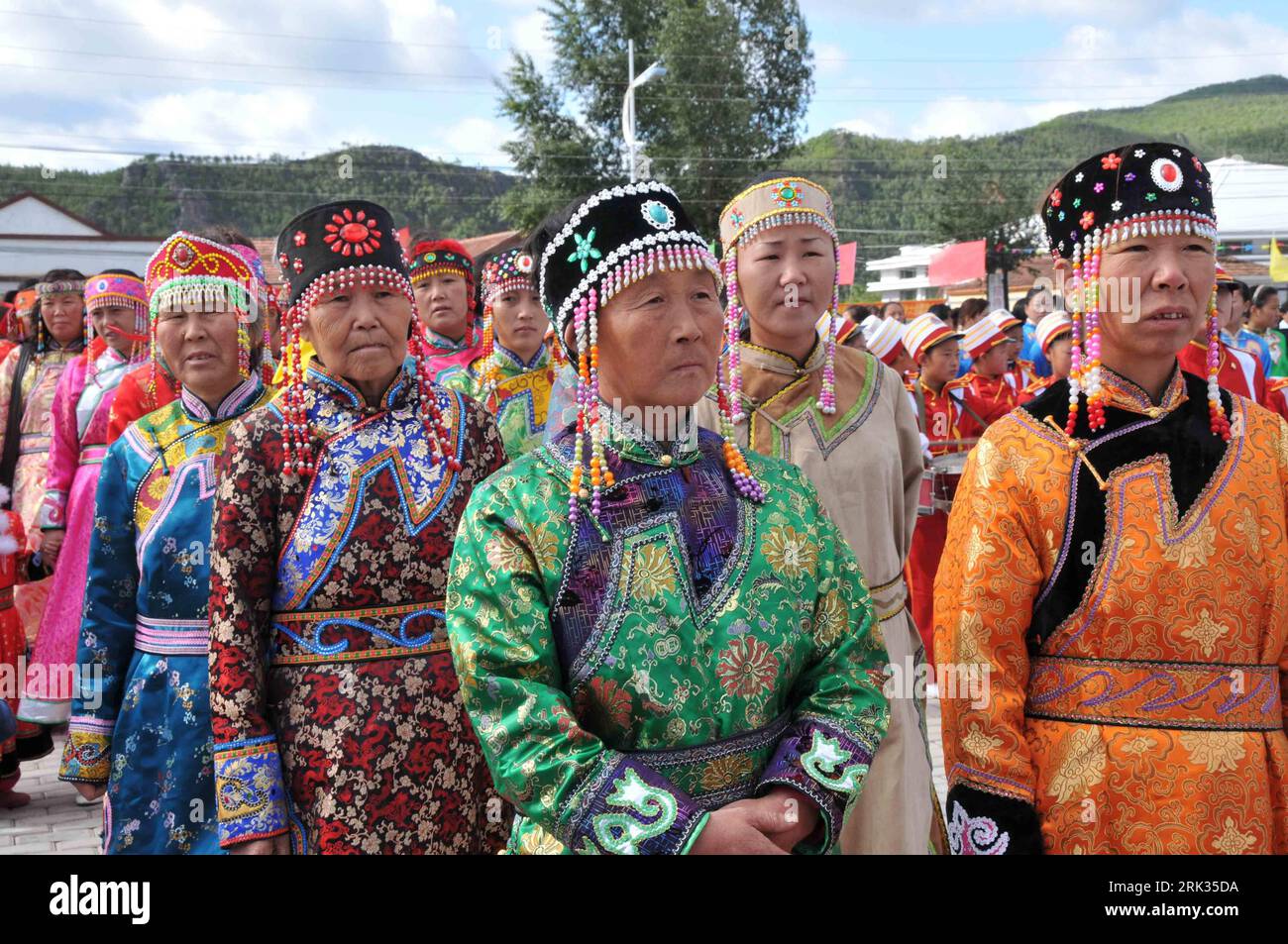 Bildnummer: 53322593  Datum: 06.09.2009  Copyright: imago/Xinhua (090907) -- ZHALANTUN, Sept. 7, 2009 (Xinhua) -- Local villagers in varieties of flamboyant festival constumes attend the commemoration of the 60th anniversary of the founding of the Nanmu Oroqen Ethnic Group Village, in Zhalantun City, north China s Inner Mongolia Autonomous Region, Sept. 6, 2009. The Oroqen Ethnic Group, one of the least populous ethnic minorities in China, used to be mainly hunters well versant with archery and horsemanship. With the help of local governments at all levels, the Oroqen have settled down to mode Stock Photo