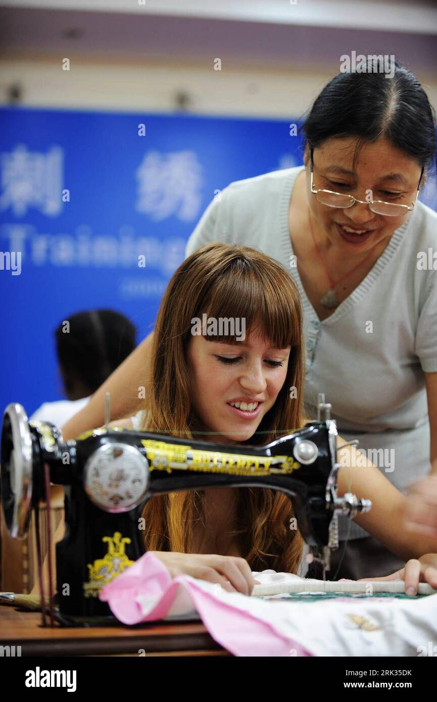 Bildnummer: 53325875  Datum: 07.09.2009  Copyright: imago/Xinhua (090907) -- CHANGSHA , Sept. 07, 2009 (Xinhua) -- A girl from Uruguay learns to make embroidery handicrafts during a training in Changsha, capital of central China s Hunan Province, September 7, 2009. 31 young from 16 countries  are in Changsha to participate in a training, which is sponsored by the Ministry of Commerce of the s Republic of China, during which they will learn embroidery, a traditional Chinese handicraft. (Xinhua/Long Hongtao) (dyw) (2)CHINA-CHANGSHA-FOREIGNER-EMBROIDERY (CN) PUBLICATIONxNOTxINxCHN China Gesellsch Stock Photo