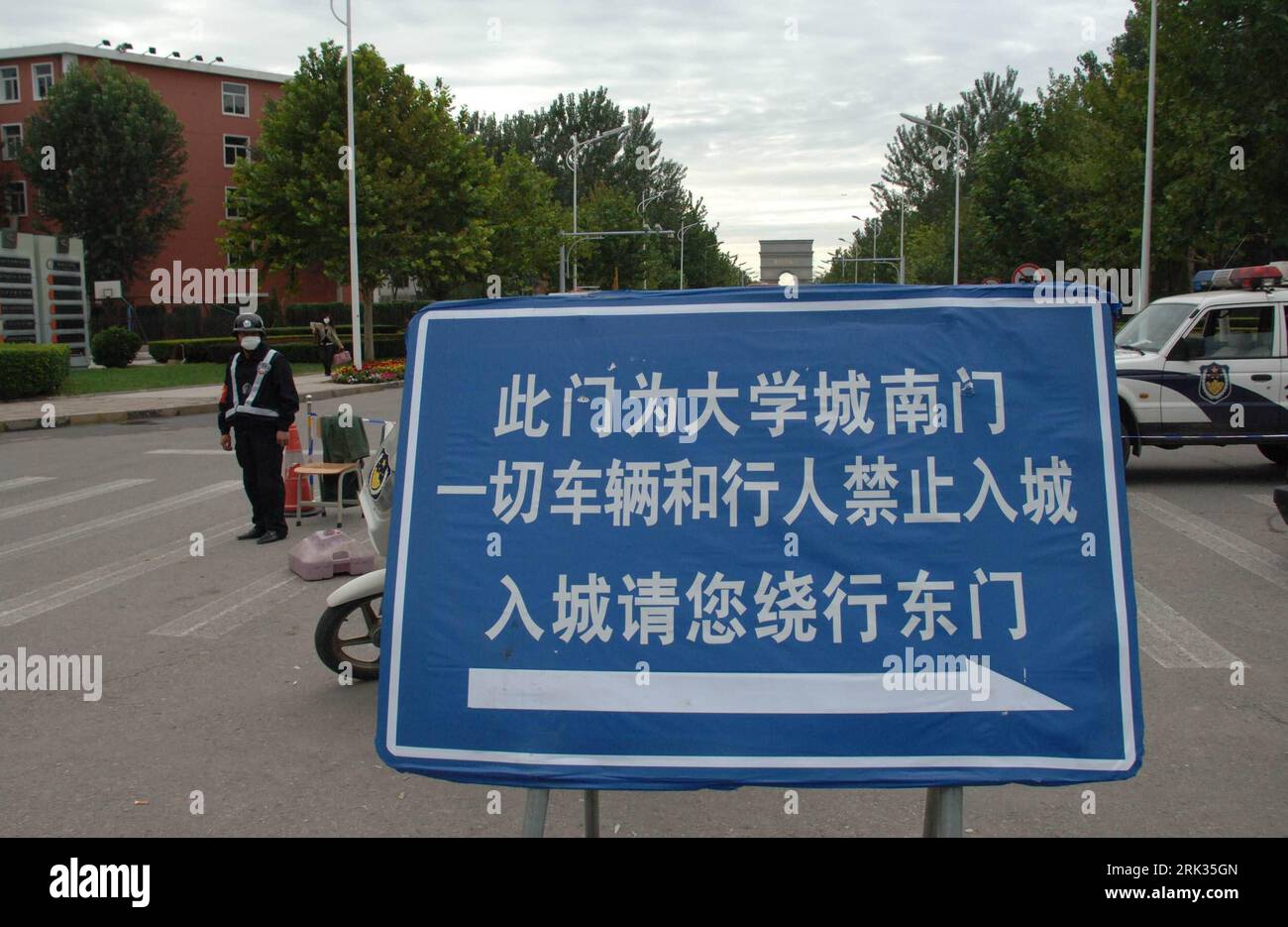 Bildnummer: 53325897  Datum: 07.09.2009  Copyright: imago/Xinhua (090907) -- LANGFANG (HEBEI), Sept. 7, 2009 (Xinhua) -- A notice board that advises and vehicles to avoid entering is set up at an entrance to the university town in Langfang, northern China s Hebei Province, Sept. 7, 2009. A number of 68 were confirmed to have contracted A/H1N1 flu at 5 universities here. The patients were in stable condition and none of the cases was life-threatening. (Xinhua/Gong Zhihong) (lyi) (3)CHINA-LANGFANG-SCHOOLS-A/H1N1 (CN) PUBLICATIONxNOTxINxCHN China Schweinegrippe Mexikogrippe Grippe kbdig xub 2009 Stock Photo