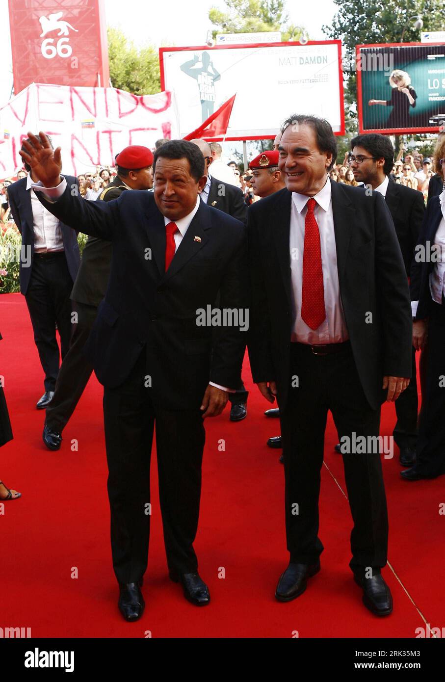Bildnummer: 53326109  Datum: 08.09.2009  Copyright: imago/Xinhua (090908) -- VENICE, September 8, 2009 (Xinhua) -- Venezuelan President Hugo Chavez (L) and U.S. director Oliver Stone (R) pose for photographers on the red carpet prior to the screening of Stone s film South of the Border during the 66th Venice International Film Festival on September 7, 2009. (Xinhua Photo) (nxl) (3)ITALY-VENICE-FILM-SOUTH OF BORDER-CHAVEZ PUBLICATIONxNOTxINxCHN People Politik Kbdig xdp 2009 hoch    Bildnummer 53326109 Date 08 09 2009 Copyright Imago XINHUA  Venice September 8 2009 XINHUA Venezuelan President Hu Stock Photo