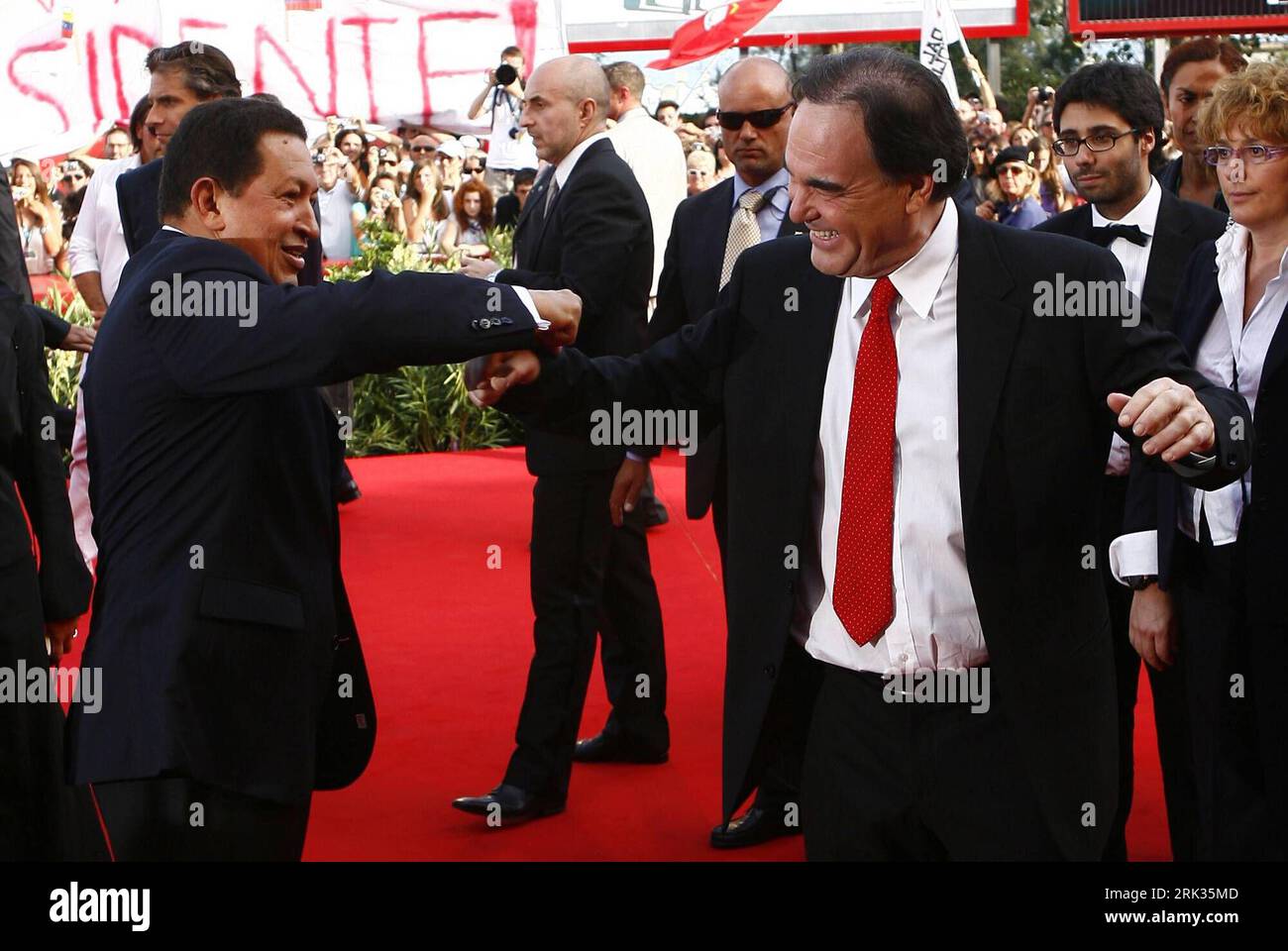 Bildnummer: 53326108  Datum: 07.09.2009  Copyright: imago/Xinhua (090908) -- VENICE, September 8, 2009 (Xinhua) -- Venezuelan President Hugo Chavez (L) interacts with U.S. director Oliver Stone (R) on the red carpet prior to the screening of Stone s film South of the Border during the 66th Venice International Film Festival on September 7, 2009. (Xinhua Photo) (nxl) (1)ITALY-VENICE-FILM-SOUTH OF BORDER-CHAVEZ PUBLICATIONxNOTxINxCHN People Politik Kbdig xdp 2009 quer    Bildnummer 53326108 Date 07 09 2009 Copyright Imago XINHUA  Venice September 8 2009 XINHUA Venezuelan President Hugo Chavez l Stock Photo
