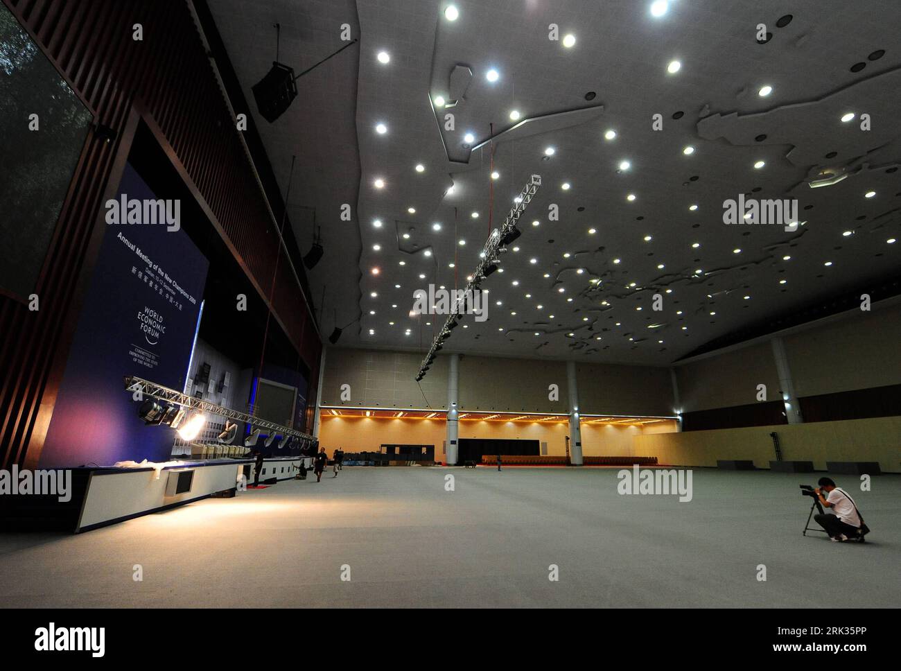 Bildnummer: 53325911  Datum: 05.09.2009  Copyright: imago/Xinhua (090907) -- DALIAN, Sept. 7, 2009 (Xinhua) -- Photo taken on Sept. 5, 2009 shows the interior of the plenary session hall of the Dalian World Expo Center, the main meeting center of the Annual Meeting of the New Champions 2009 in Dalian, northeast China s Liaoning Province. With the theme of Re-launching Growth under the global financial crisis, this Summer Davos is scheduled to be held from Sept. 10-12 in Dalian. It is expected to attract more than 1,300 representatives from 86 countries and regions to voice their suggestions on Stock Photo