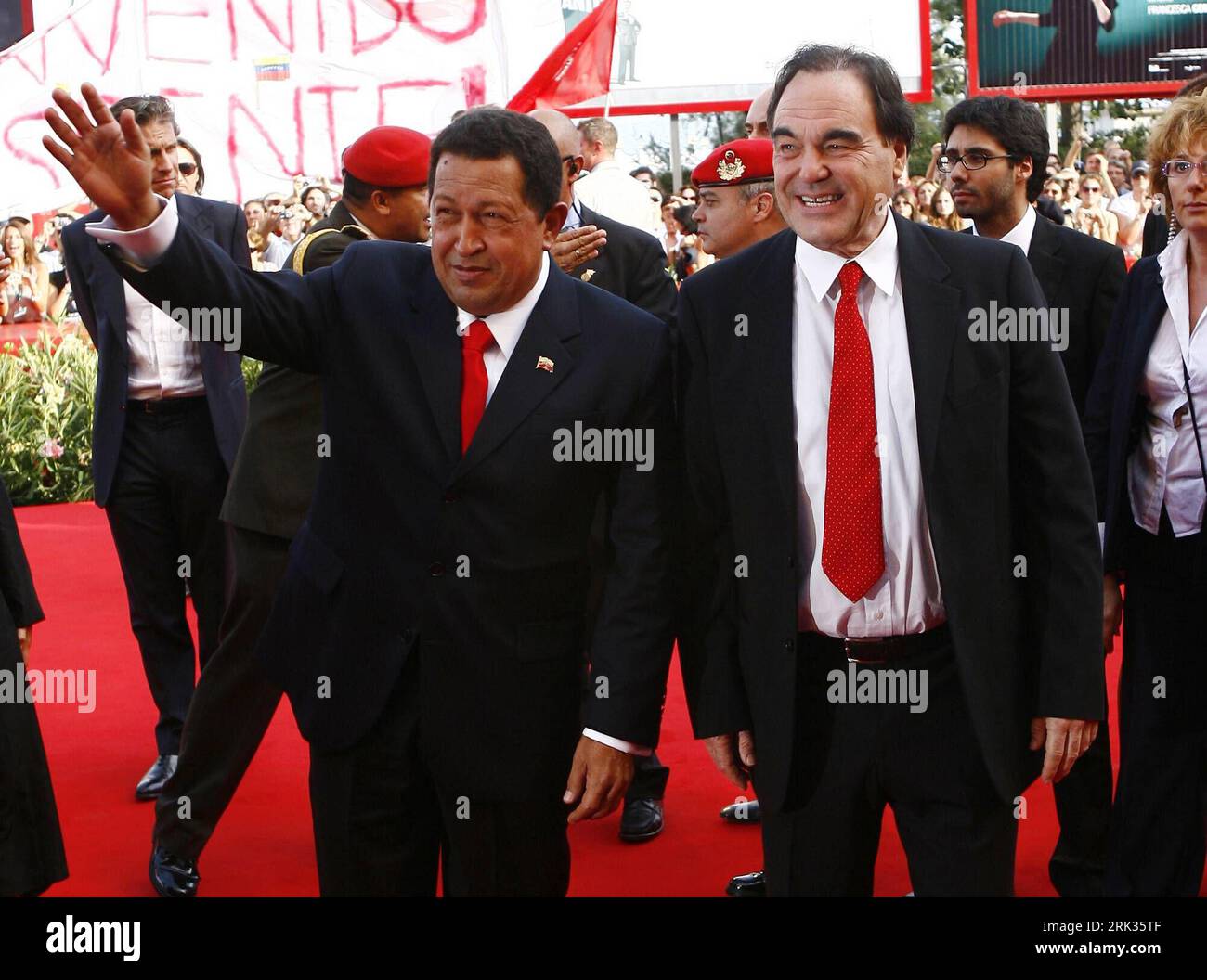 Bildnummer: 53326100  Datum: 07.09.2009  Copyright: imago/Xinhua (090908) -- VENICE, September 8, 2009 (Xinhua) -- Venezuelan President Hugo Chavez (li.) and U.S. director Oliver Stone (R) pose for photographers on the red carpet prior to the screening of Stone s film South of the Border during the 66th Venice International Film Festival on September 7, 2009. (Xinhua Photo) (nxl) (2)ITALY-VENICE-FILM-SOUTH OF BORDER-CHAVEZ PUBLICATIONxNOTxINxCHN People Politik Kbdig xdp 2009 quer premiumd o0 Film, Venezuela    Bildnummer 53326100 Date 07 09 2009 Copyright Imago XINHUA  Venice September 8 2009 Stock Photo