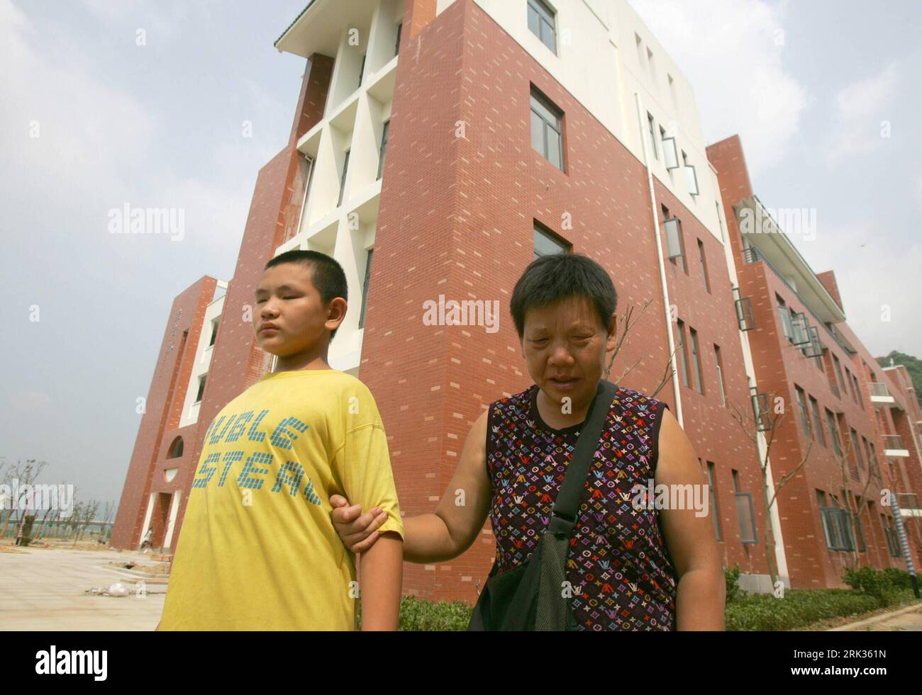 Bildnummer: 53330746  Datum: 08.09.2009  Copyright: imago/Xinhua WENZHOU, Sept 8, 2009 (Xinhua) -- A sight-impaired student walks with his mother around the school yard of Wenzhou Special School in Wenzhou City of east China s Zhejiang Province. Wenzhou Special School welcomed the first batch of sixty students from the former Wenzhou School for the Sight-impaired on Monday. Located in Yongjia County of Wenzhou, the newly built Wenzhou Special School covers an area of about 11 hectares and receives the sight-impaired, hearing-impaired and mentally-retarded children for 15-year schooling. (Xinhu Stock Photo