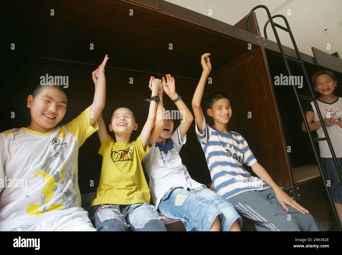 Bildnummer: 53330744  Datum: 08.09.2009  Copyright: imago/Xinhua WENZHOU, Sept 8, 2009 (Xinhua) -- Some sight-impaired students cheer for the new school in a dorm of the new Wenzhou Special School in Wenzhou City of east China s Zhejiang Province. Wenzhou Special School welcomed the first batch of sixty students from the former Wenzhou School for the Sight-impaired on Monday. Located in Yongjia County of Wenzhou, the newly built Wenzhou Special School covers an area of about 11 hectares and receives the sight-impaired, hearing-impaired and mentally-retarded children for 15-year schooling. (Xin Stock Photo