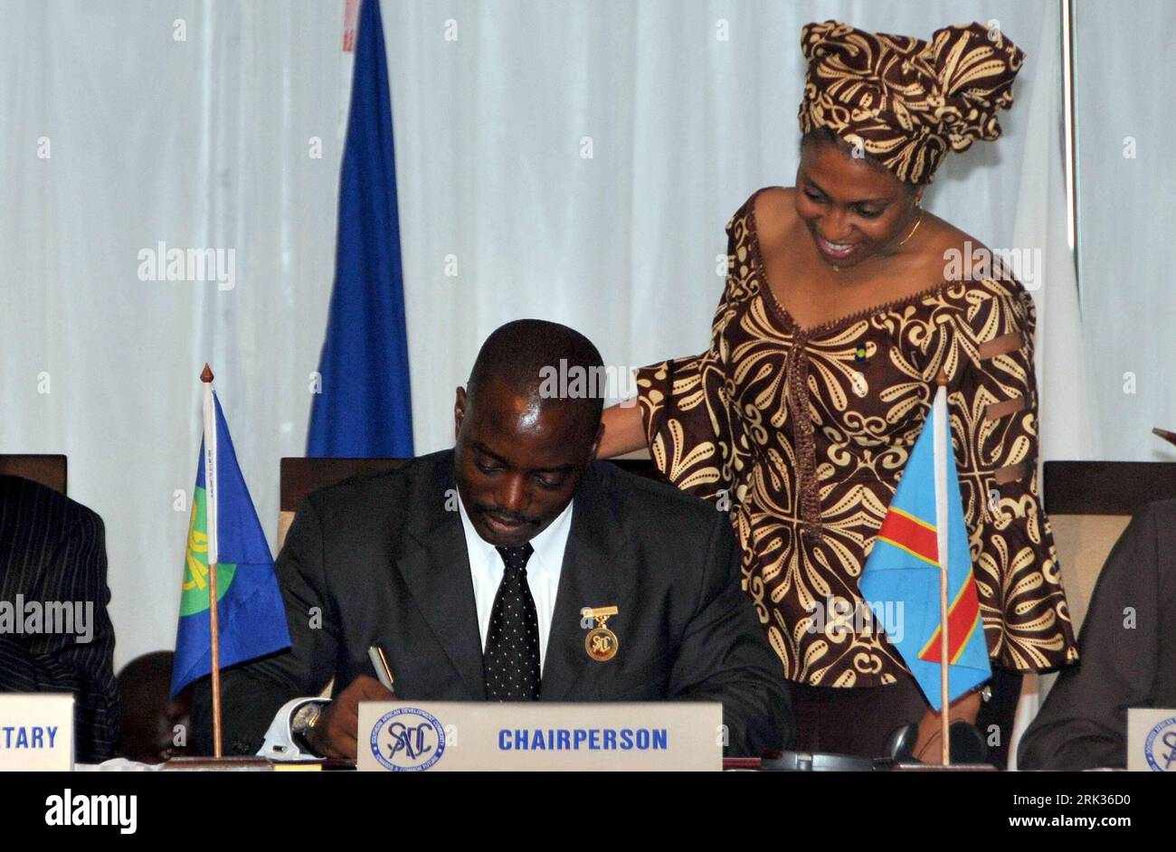 Bildnummer: 53331696  Datum: 08.09.2009  Copyright: imago/Xinhua (090909) -- KINSHASA, Sept. 9, 2009 (Xinhua) -- Southern African Development Community (SADC) chairperson, President of the Democratic Republic of Congo (DRC) Joseph Kabila signs a jonit annoucement during the SADC summit in Kinshasa, capital of the DRC, Sept. 8, 2009. The 29th SADC summit was closed on Tuesday. (Xinhua/Shu Shi) (zcq) (1)DRC-KINSHASA-SADC SUMMIT PUBLICATIONxNOTxINxCHN Kinshasa People Politik Gipfelkonferenz Konferenz Südafrikanische Entwicklungsgemeinschaft kbdig xub 2009 quer premiumd    Bildnummer 53331696 Date Stock Photo