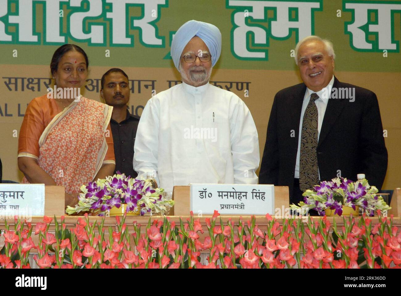 Bildnummer: 53331714  Datum: 08.09.2009  Copyright: imago/Xinhua (090908) -- NEW DELHI, Sept. 8, 2009 (Xinhua) -- Indian Prime Minister Manmohan Singh (C), Meira Kumar (L), the speaker of India s lower house of parliament or Lok Sabha, and Kapil Sibal (R), the minister for human resource development attend the ceremony to commemorate the International Literacy Day in New Delhi, capital of India, on Sept. 8, 2009. (Xinhua/Stringer) (cy) (1)INDIA-NEW DELHI-LITERACY DAY PUBLICATIONxNOTxINxCHN People Politik kbdig xkg 2009 quer     Bildnummer 53331714 Date 08 09 2009 Copyright Imago XINHUA  New De Stock Photo