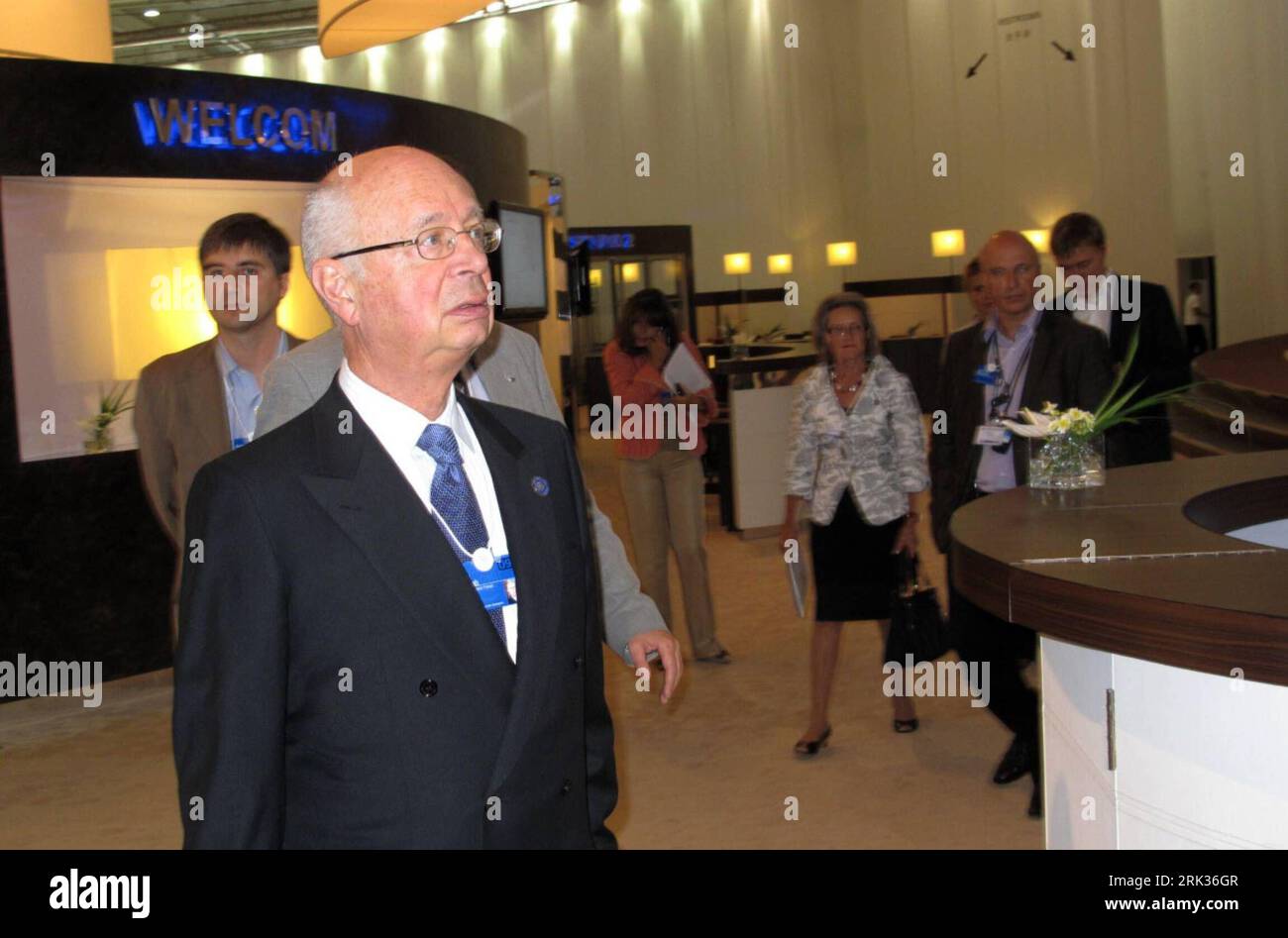 Bildnummer: 53333735  Datum: 09.09.2009  Copyright: imago/Xinhua (090909) -- DALIAN, Sept. 9, 2009 (Xinhua) -- Klaus Schwab, Founder and Executive Chairman of World Economic Forum, inspects the venue of the Annual Meeting of the New Champions 2009, or Summer Davos, in Dalian, northeast China s Liaoning Province, Sept. 9, a day ahead of the opening of the meeting. (Xinhua/Yan Ping) (ypf) (DAVOS 2009)(1)CHINA-DALIAN-DAVOS-SCHWAB-INSPECTION PUBLICATIONxNOTxINxCHN Vorschau New Champions Weltwirtschaftsforum China premiumd kbdig xsp 2009 quer o00 People o00 Sommerforum    Bildnummer 53333735 Date 0 Stock Photo
