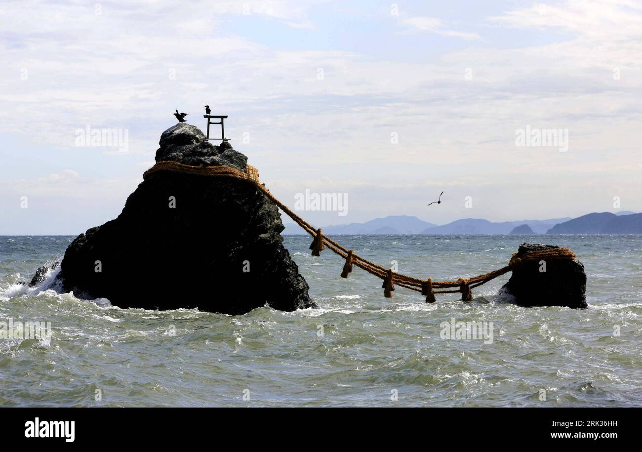 Wedded rocks hi-res stock photography and images - Alamy