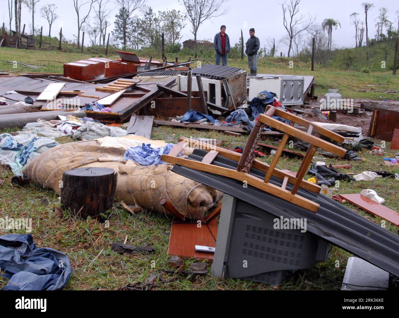 Bildnummer: 53333715  Datum: 08.09.2009  Copyright: imago/Xinhua (090909) -- SAN PEDRO, Sept. 9, 2009 (Xinhua) -- Local residents search for usable belongings at the debris of the tornado-attacked houses in San Pedro, Misiones province in the north of Argentina, Sep. 8, 2009. A tornado swept the north of Argentina early Tuesday morning, killing at least 10 and injuring 51 others, 18 of them in serious conditions. (Xinhua/Ignacio Vazquez) (gj) (5)ARGENTINA-MISIONES-TORNADO PUBLICATIONxNOTxINxCHN Sturmschäden Sturm Schäden Tornado Argentinien premiumd kbdig xsp 2009 quer  o00 Naturkatastrophe Stock Photo