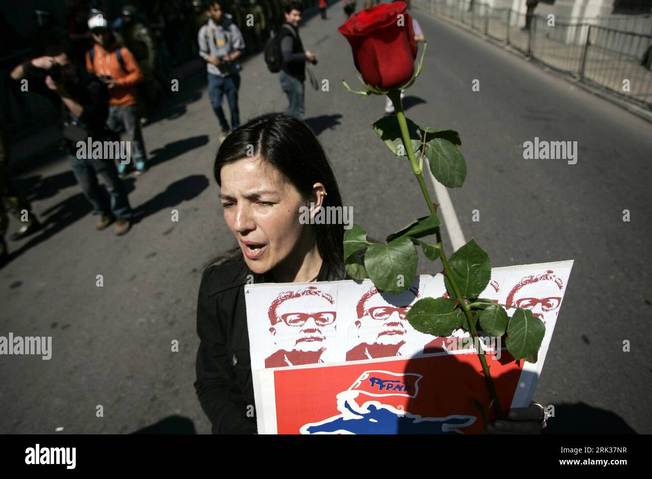 Bildnummer: 53348541  Datum: 11.09.2009  Copyright: imago/Xinhua (090912) -- SANTIAGO, Sept. 12, 2009 (Xinhua) -- A woman carries a flower and a poster with the image of former Chilean President Salvador Allende, during a rally marking the 36th anniversary of the coup that ousted president Salvador Allende and brought General Augusto Pinochet to power, in Santiago, capital of Chile, Sept. 11, 2009. (Xinhua/Danny Alveal Aravena)(axy) (1)CHILE-SANTIAGO-COUP-ANNIVERSARY PUBLICATIONxNOTxINxCHN kbdig xkg 2009 quer premiumd o0 Gedenken, Opfer, Diktatur, Jahrestag, Staatsstreich, Demo    Bildnummer 5 Stock Photo