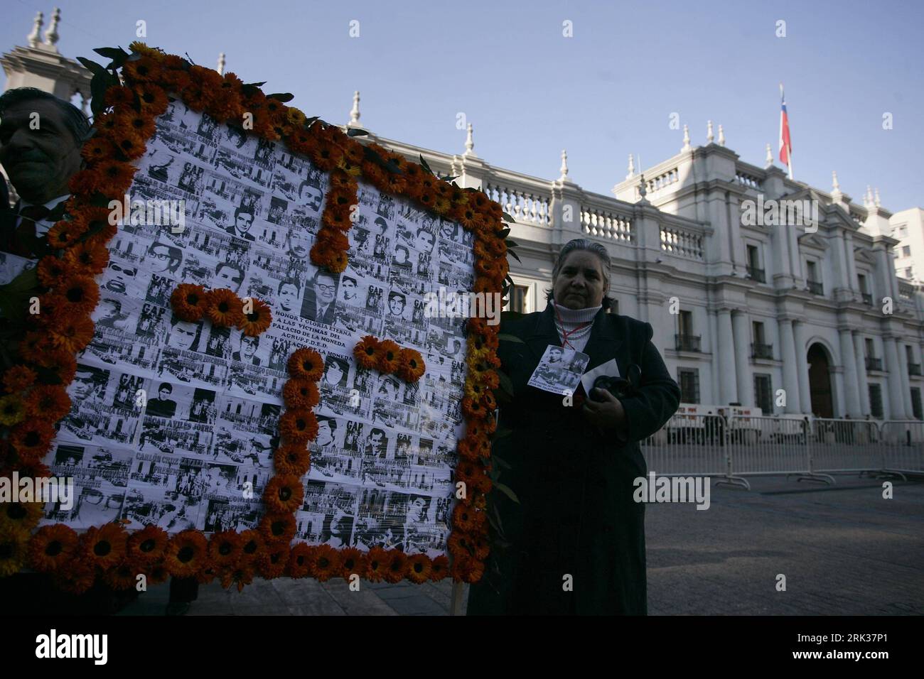 Bildnummer: 53348537  Datum: 11.09.2009  Copyright: imago/Xinhua (090912) -- SANTIAGO, Sept. 12, 2009 (Xinhua) -- Relatives of arrested and missing by the dictatorship of Augusto Pinochet participate in the rally marking the 36th anniversary of the coup that ousted president Salvador Allende and brought General Augusto Pinochet to power, in Santiago, capital of Chile, Sept. 11, 2009. (Xinhua/Danny Alveal Aravena)(axy) (4)CHILE-SANTIAGO-COUP-ANNIVERSARY PUBLICATIONxNOTxINxCHN kbdig xkg 2009 quer o0 Gedenken, Angehörige, Opfer, Diktatur, Jahrestag, Staatsstreich    Bildnummer 53348537 Date 11 09 Stock Photo