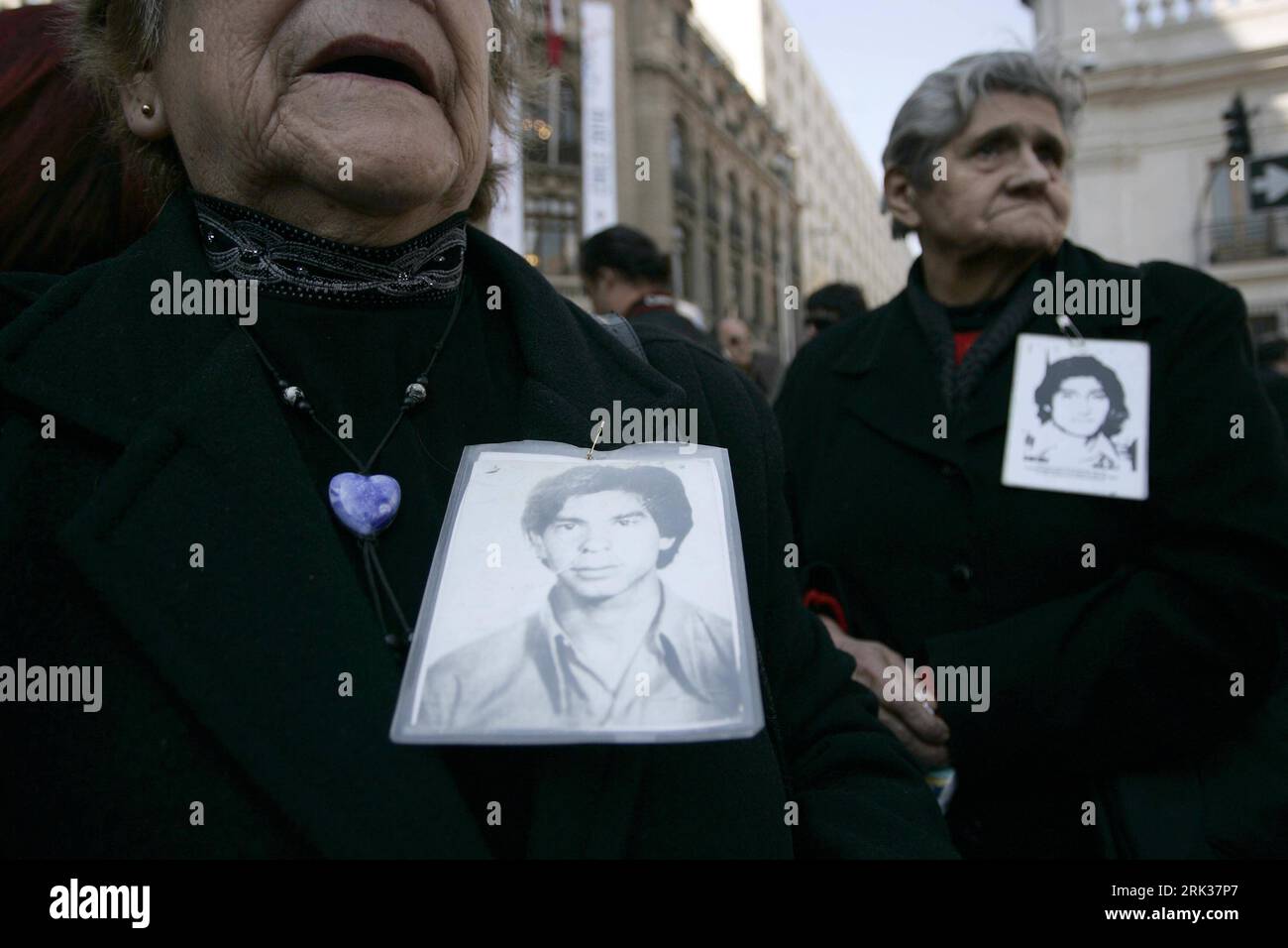 Bildnummer: 53348538  Datum: 12.09.2009  Copyright: imago/Xinhua (090912) -- SANTIAGO, Sept. 12, 2009 (Xinhua) -- Relatives of arrested and missing by the dictatorship of Augusto Pinochet carry pictures of their relatives, during a rally marking the 36th anniversary of the coup that ousted president Salvador Allende and brought General Augusto Pinochet to power, in Santiago, capital of Chile, Sept. 11, 2009. (Xinhua/Danny Alveal Aravena)(axy) (3)CHILE-SANTIAGO-COUP-ANNIVERSARY PUBLICATIONxNOTxINxCHN kbdig xkg 2009 quer  o0 Gedenken, Angehörige, Opfer, Diktatur, Jahrestag, Staatsstreich    Bild Stock Photo