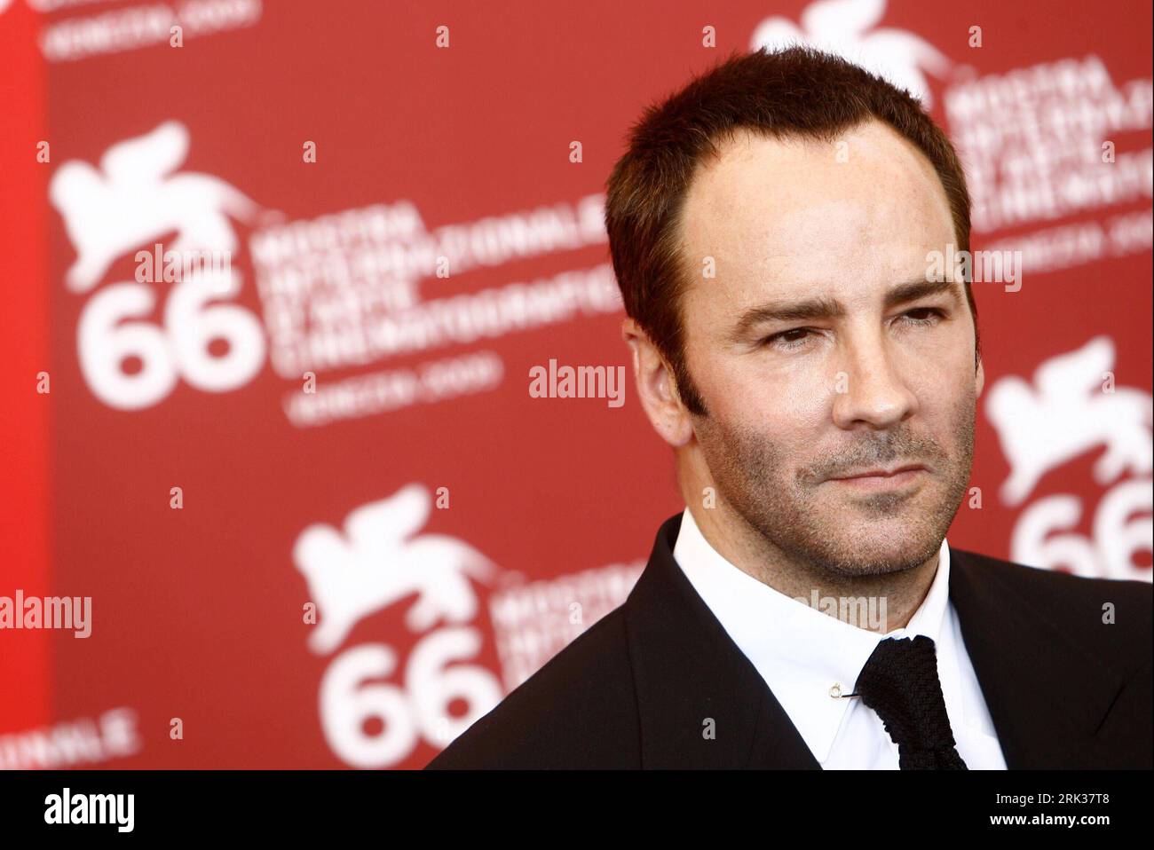 Bildnummer: 53348576  Datum: 11.09.2009  Copyright: imago/Xinhua (090911) -- VENICE, Sept. 11, 2009 (Xinhua) -- US director Tom Ford poses during the  for his film A Single Man at the 66th Venice International Film Festival in Venice Lido, Italy, on Sept. 11, 2009. (Xinhua Photo) (6)ITALY-VENICE INT L FILM FESTIVAL PUBLICATIONxNOTxINxCHN People Film Pressetermin Filmfestival o00 Biennale o00 kbdig xkg 2009 quer Aufmacher premiumd o0 Porträt Der Einzelgänger    Bildnummer 53348576 Date 11 09 2009 Copyright Imago XINHUA  Venice Sept 11 2009 XINHUA U.S. Director Tom Ford Poses during The for His Stock Photo