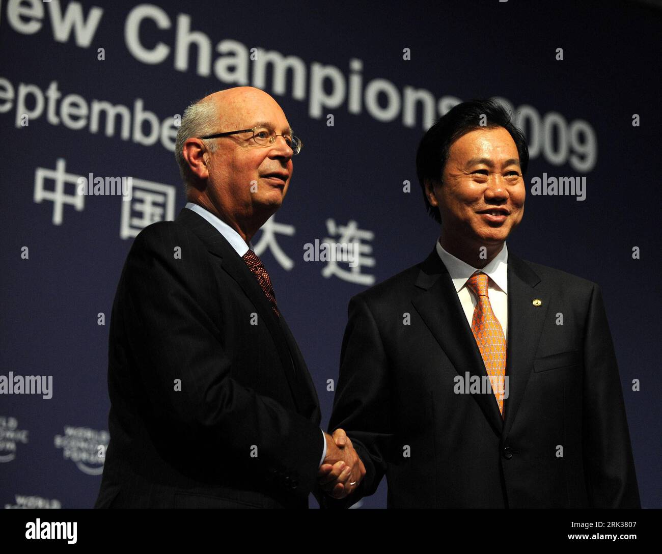 Bildnummer: 53350662 Datum: 12.09.2009 Copyright: imago/Xinhua (090912) --  DALIAN, Sept. 12, 2009 (Xinhua) -- Klaus Schwab (L), Founder and Executive  Chairman of World Economic Forum, shakes hands with Xia Deren, Party  secretary