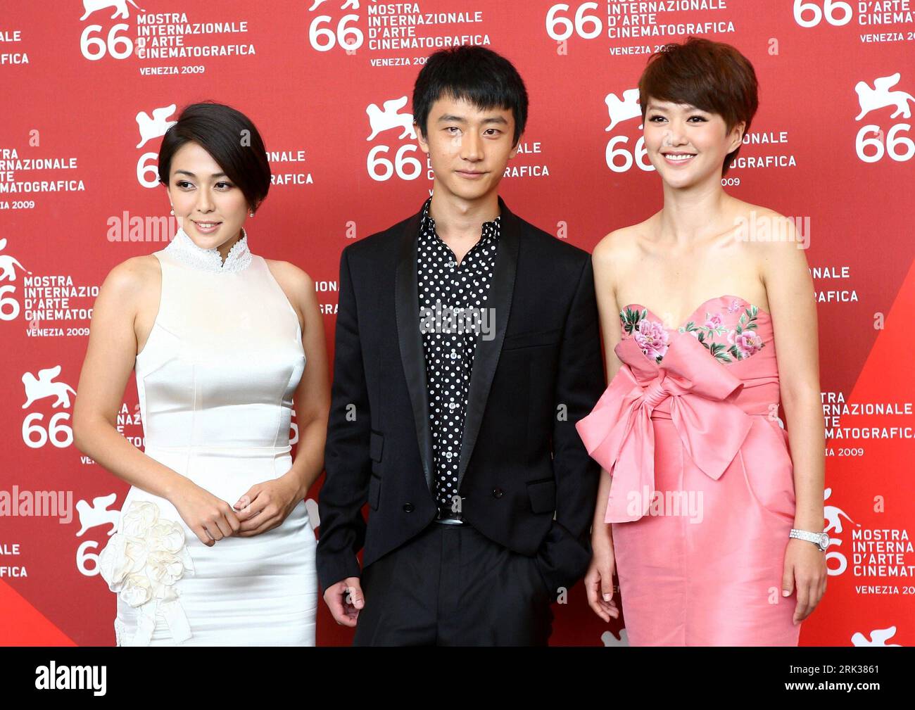 Bildnummer: 53350977  Datum: 12.09.2009  Copyright: imago/Xinhua (090912) -- VENICE, Sept. 12, 2009 (Xinhua) -- Actress Wu Anya, actor Huang Xuan and actress Tan Weiwei (L-R) pose at the photocall for the closing film Chengdu, wo ai ni (Chengdu, I Love You) during the 66th Venice International Film Festival at Venice Lido, on Sept. 12, 2009. (Xinhua) (nxl) (7)ITALY-VENICE-FILM-FESTIVAL-CHENGDU PUBLICATIONxNOTxINxCHN People Film Filmfestival Venedig o00 Biennale o00 o00 Biennale kbdig xcb 2009 quer premiumd o00 66.    Bildnummer 53350977 Date 12 09 2009 Copyright Imago XINHUA  Venice Sept 12 20 Stock Photo