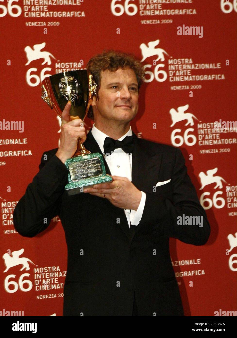 Bildnummer: 53351392  Datum: 12.09.2009  Copyright: imago/Xinhua (090913) -- VENICE, Sept. 13, 2009 (Xinhua) -- British actor Colin Firth shows the Best Actor award for his role in the film A Single Man during the 66th Venice International Film Festival at Venice Lido, Italy, on September 12, 2009. (Xinhua)(hdt) (1)ITALY-VENICE-FILM FESTIVAL-BEST ACTOR PUBLICATIONxNOTxINxCHN People Film Filmfestival Venedig o00 Biennale o00 Pressetermin Gewinner Sieger Preisverleihung Trophäe premiumd kbdig xng 2009 hoch o0 Preis o00 Preisträger  Bester Schauspieler o00 Porträt Der Einzelgänger    Bildnummer 5 Stock Photo
