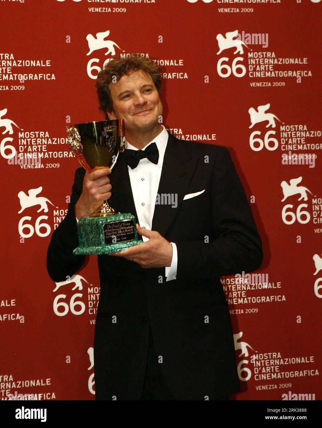 Bildnummer: 53351391  Datum: 12.09.2009  Copyright: imago/Xinhua (090913) -- VENICE, Sept. 13, 2009 (Xinhua) -- British actor Colin Firth shows the Best Actor award for his role in the film A Single Man during the 66th Venice International Film Festival at Venice Lido, Italy, on September 12, 2009. (Xinhua)(hdt) (2)ITALY-VENICE-FILM FESTIVAL-BEST ACTOR PUBLICATIONxNOTxINxCHN People Film Filmfestival Venedig o00 Biennale o00 Pressetermin Gewinner Sieger Preisverleihung Trophäe premiumd kbdig xng 2009 hoch o0 Preis o00 Preisträger  Bester Schauspieler o00 Porträt Der Einzelgänger    Bildnummer 5 Stock Photo