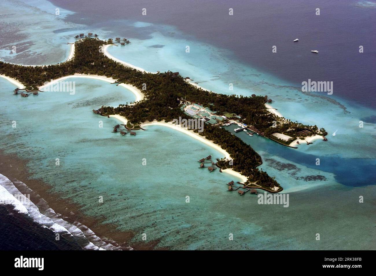 Bildnummer: 53358842  Datum: 14.09.2009  Copyright: imago/Xinhua (090914) -- MALE, Sept. 14, 2009 (Xinhua) -- The aerial photo taken on Sept. 8, 2009 shows an island of Maldives. Some scientists warned that Maldives would be engulfed by the rising sea levels if global warming could not be kept within limits. (Xinhua/Chen Zhanjie) (msq) (3)MALDIVES-CLIMATE CHANGE-WARNING PUBLICATIONxNOTxINxCHN kbdig xkg 2009 quer o0 Landschaft Reisen Insel Meer Luftbild o00 Vogelperspektive    Bildnummer 53358842 Date 14 09 2009 Copyright Imago XINHUA  Male Sept 14 2009 XINHUA The Aerial Photo Taken ON Sept 8 2 Stock Photo
