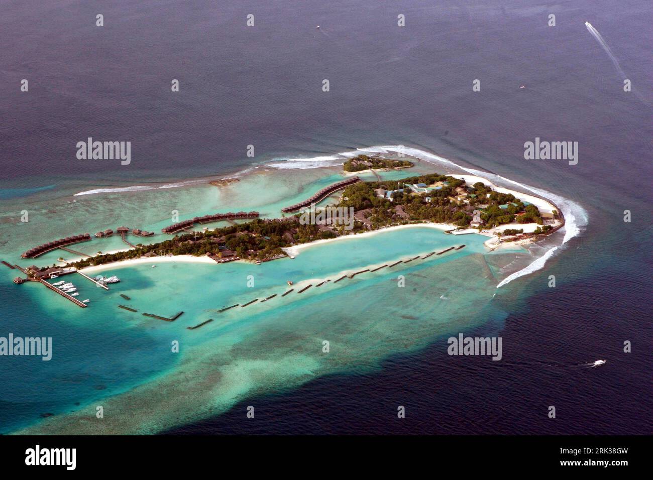 Bildnummer: 53358839  Datum: 14.09.2009  Copyright: imago/Xinhua (090914) -- MALE, Sept. 14, 2009 (Xinhua) -- The aerial photo taken on Sept. 7, 2009 shows an island of Maldives. Some scientists warned that Maldives would be engulfed by the rising sea levels if global warming could not be kept within limits. (Xinhua/Chen Zhanjie) (msq) (1)MALDIVES-CLIMATE CHANGE-WARNING PUBLICATIONxNOTxINxCHN kbdig xkg 2009 quer o0 Landschaft Reisen Insel Meer Luftbild o00 Vogelperspektive    Bildnummer 53358839 Date 14 09 2009 Copyright Imago XINHUA  Male Sept 14 2009 XINHUA The Aerial Photo Taken ON Sept 7 2 Stock Photo