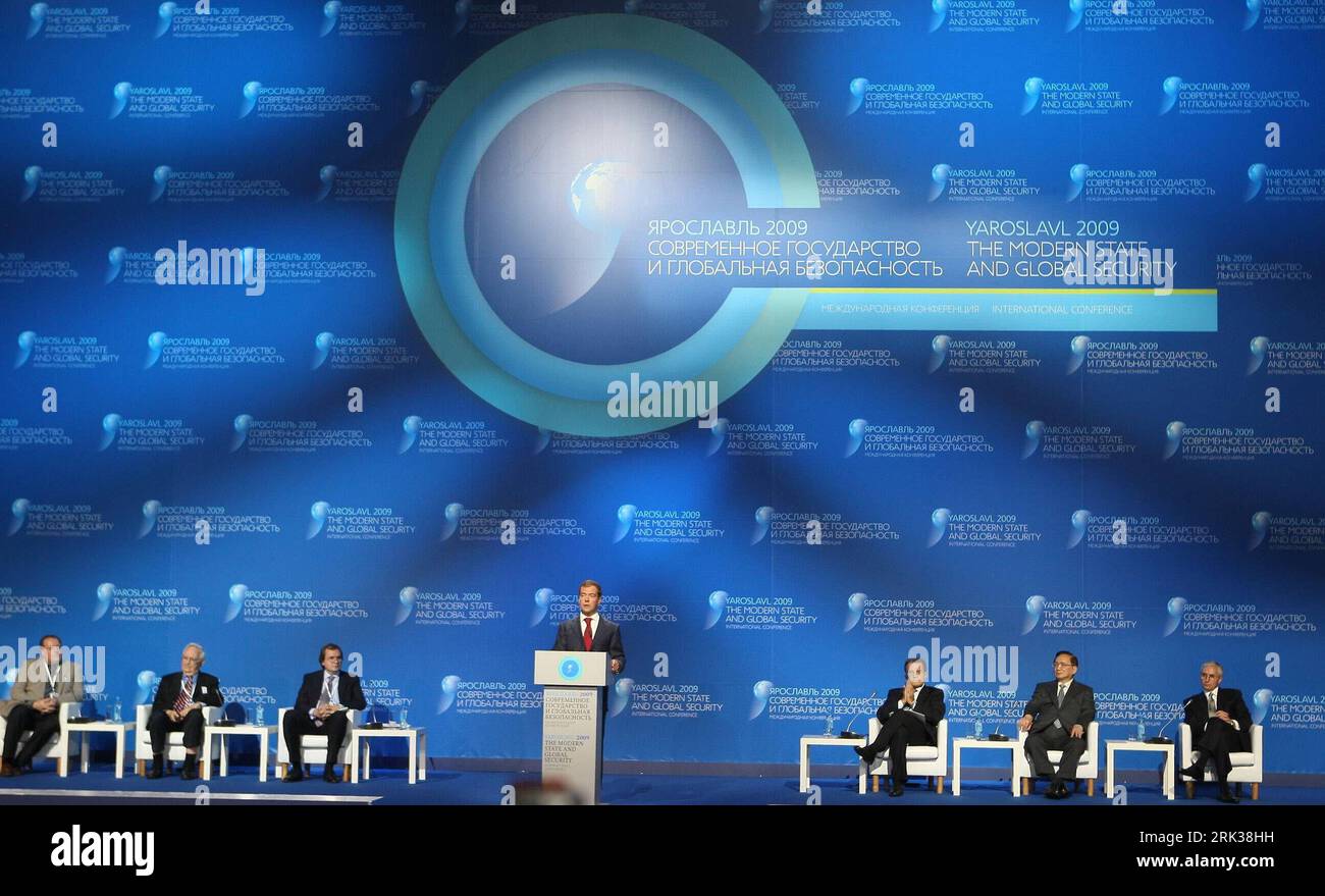 Bildnummer: 53358910  Datum: 14.09.2009  Copyright: imago/Xinhua (090914) -- YAROSLAVL, Sept. 14, 2009 (Xinhua) -- Russian President Dmitry Medvedev (C) addresses the Modern State and Global Security conference in Yaroslavl, Russia, Sept. 14, 2009. (Xinhua/Lu Jinbo) (clq) (1)RUSSIA-YAROSLAVL-CONFERENCE PUBLICATIONxNOTxINxCHN People Politik premiumd kbdig xkg 2009 quer     Bildnummer 53358910 Date 14 09 2009 Copyright Imago XINHUA  Yaroslavl Sept 14 2009 XINHUA Russian President Dmitry Medvedev C addresses The Modern State and Global Security Conference in Yaroslavl Russia Sept 14 2009 XINHUA L Stock Photo