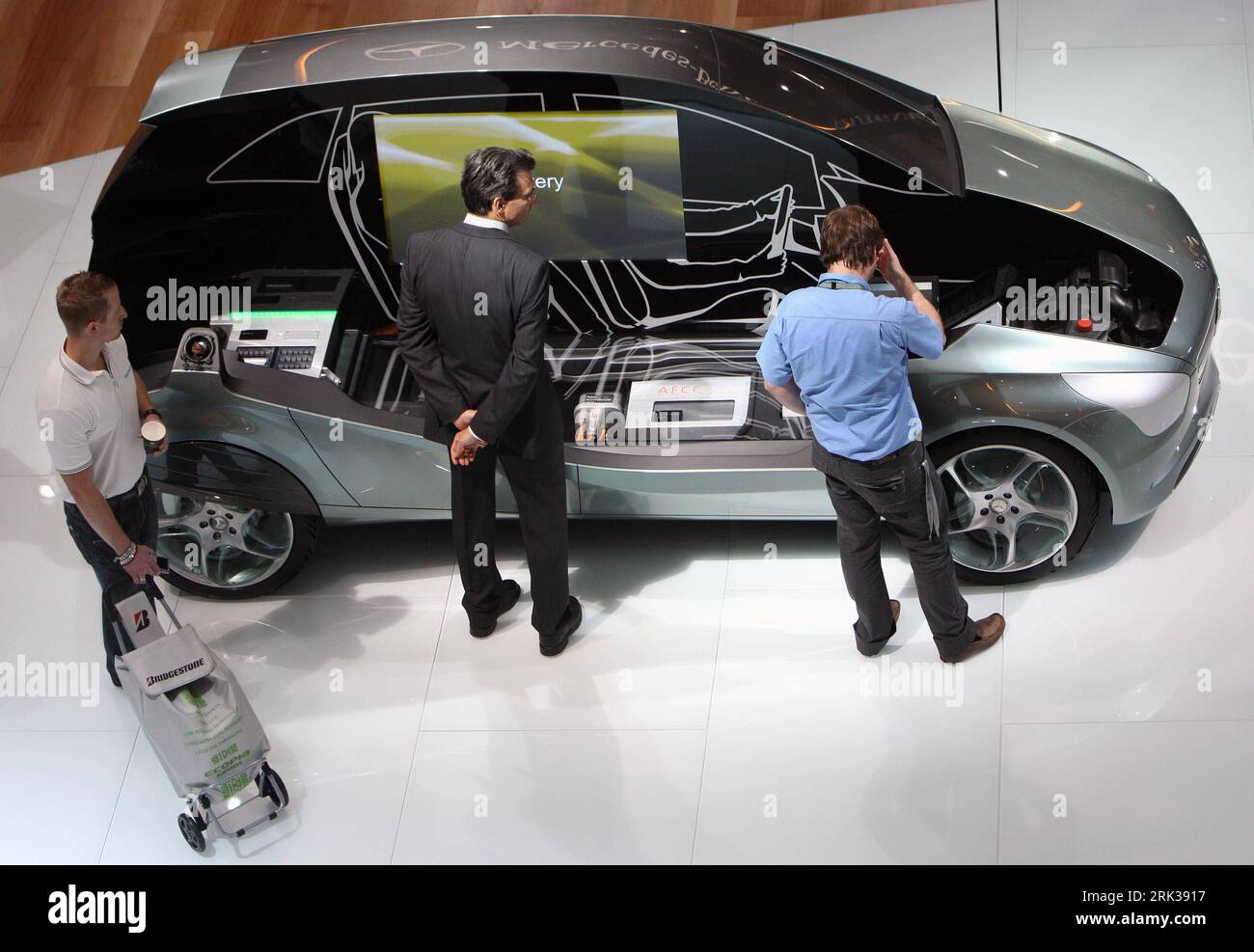 Bildnummer: 53366026  Datum: 15.09.2009  Copyright: imago/Xinhua   FRANKFURT,  (Xinhua)  Mercedes-Benz presents its new energy car BlueZERO F-Cell during the 2009 Frankfurt International Motor Show (IAA) in Frankfurt, Germany, on Sep. 15, 2009. The world s biggest auto show starts with its media day on September 15 and will open to the public from September 17 to 27. (Xinhua/Luo Huanhuan) (1)GERMANY -FRANKFURT MOTOR SHOW-NEW ENERGY VEHICLES PUBLICATIONxNOTxINxCHN Wirtschaft Messe IAA 2009 Automobilindustrie kbdig xkg 2009 quer  o0 Internationale Automobilausstellung Auto Fahrzeug    Bildnummer Stock Photo