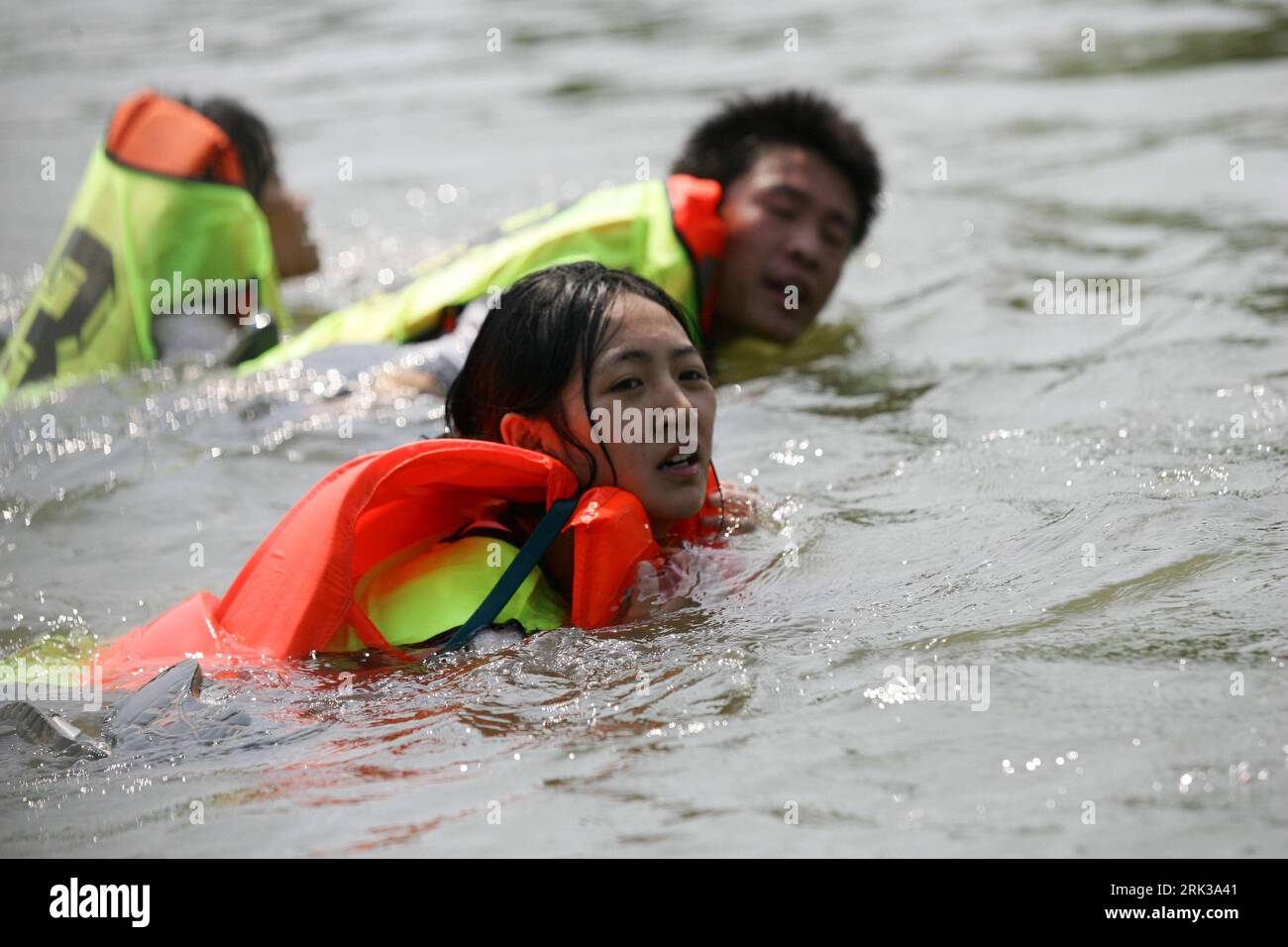 Bildnummer: 53383411  Datum: 19.09.2009  Copyright: imago/Xinhua (090919) --DEQING, Sept. 19, 2009 (Xinhua) -- Contestants compete in swimming contest in Deqing County, east China s Zhejiang Province, Sept. 19, 2009. The first China marsh cross-country challenge was held here on Saturday, attracting contestants from over 20 universities and outdoor sports clubs. (Xinhua/Xu Zhuoheng) (zgp) (6)CHINA-ZHEJIANG-DEQING-MARSH CROSS-COUNTRY CHALLENGE (CN) PUBLICATIONxNOTxINxCHN Fotostory Durchquerung Crosslauf Wettrennen kbdig xsk 2009 quer o0 Teilnehmer Fluss schwimmen    Bildnummer 53383411 Date 19 Stock Photo