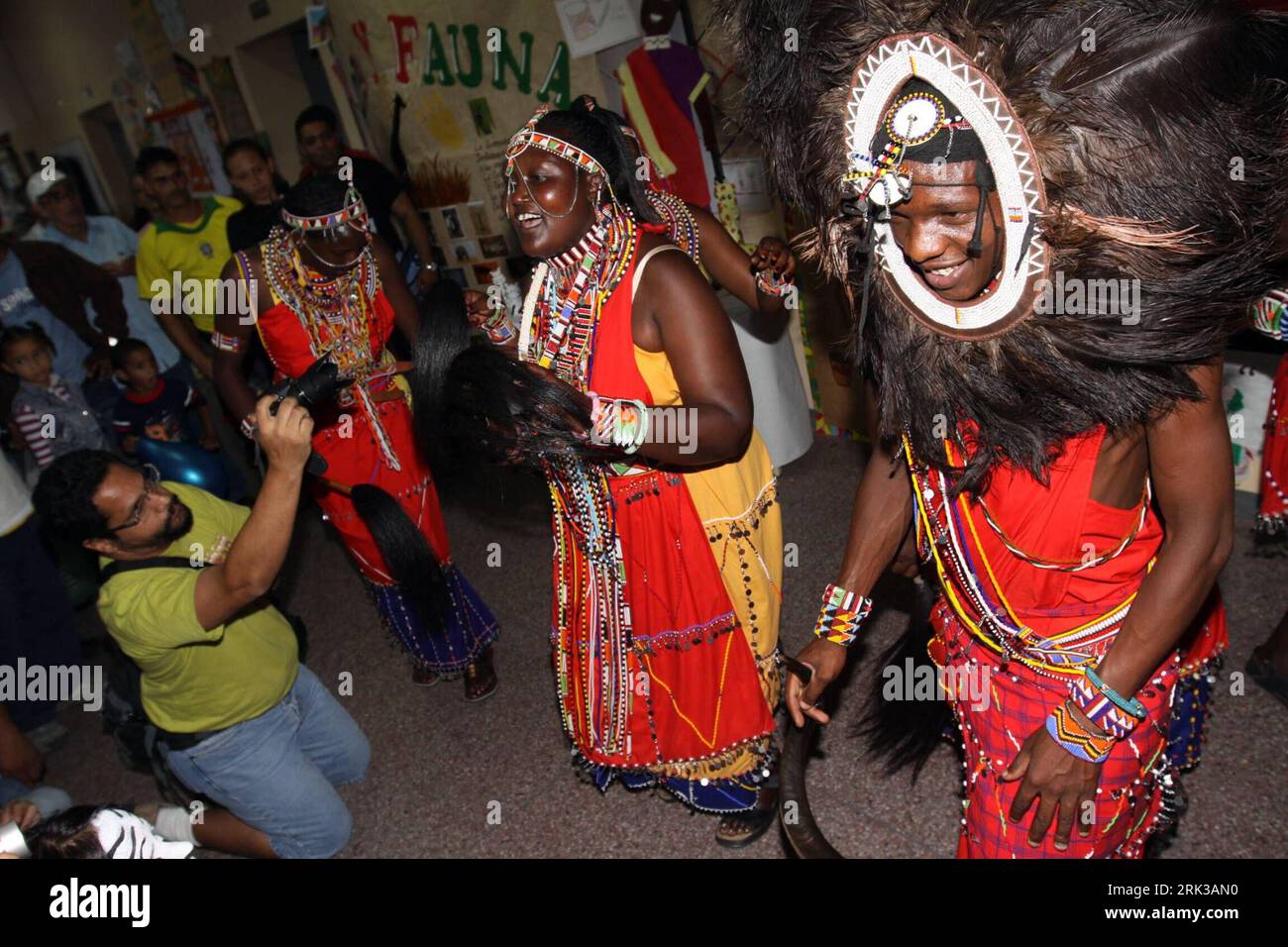 Bildnummer: 53399475  Datum: 21.09.2009  Copyright: imago/Xinhua (090921) -- CARACAS, Sept. 21, 2009 (Xinhua) -- African artists show their traditional culture in central Caracas, capital of Venezuela, on Sept. 20, 2009. A multicultural parade featuring peoples from Africa and South America on Sunday marked the start of a cultural festival dedicated to the second South America-Africa Summit that will take place on Margarita Island, a tourist resort in northeastern Venezuela. (Xinhua/Bolivar News Agency) (lr) (1)VENEZUELA-CARACAS-MULTICULTURAL PARADE PUBLICATIONxNOTxINxCHN Kultur Festival Kultu Stock Photo