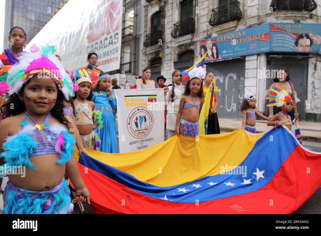 Bildnummer: 53399474  Datum: 21.09.2009  Copyright: imago/Xinhua (090921) -- CARACAS, Sept. 21, 2009 (Xinhua) -- Venezuelan girls are seen in a multicultural parade in central Caracas, capital of Venezuela, on Sept. 20, 2009. A multicultural parade featuring peoples from Africa and South America on Sunday marked the start of a cultural festival dedicated to the second South America-Africa Summit that will take place on Margarita Island, a tourist resort in northeastern Venezuela. (Xinhua/Bolivar News Agency) (lr) (2)VENEZUELA-CARACAS-MULTICULTURAL PARADE PUBLICATIONxNOTxINxCHN Kultur Festival Stock Photo