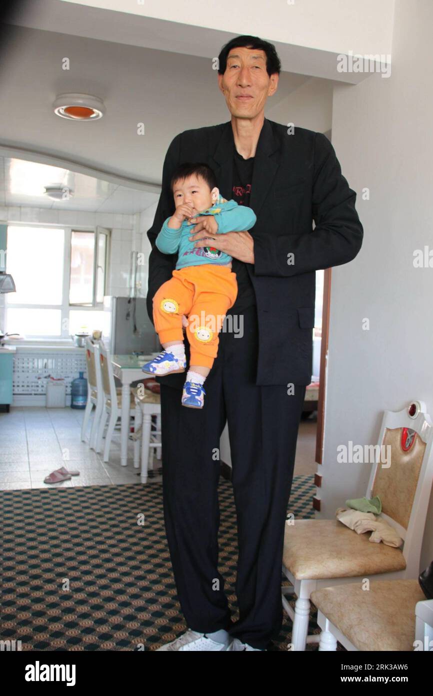 Bildnummer: 53401059  Datum: 21.09.2009  Copyright: imago/Xinhua  -- CHIFENG,  (Xinhua) -- 2.36-meters-high Chinese herdsman Bao Xishun, the previous world s tallest man, holds his less than 1-year-old son at home, in Chifeng City, north China s Inner Mongolia Autonomous Region, Sept. 21, 2009. The Guinness World Records announced on September 16 that 27-year-old turkish man Sultan Kosen, having his height validated at 2.465 metres, takes over the title of the world s tallest man from China s Bao Xishun. Kosen s record was unveiled to mark the launch of the Guinness World Records 2010 edition, Stock Photo