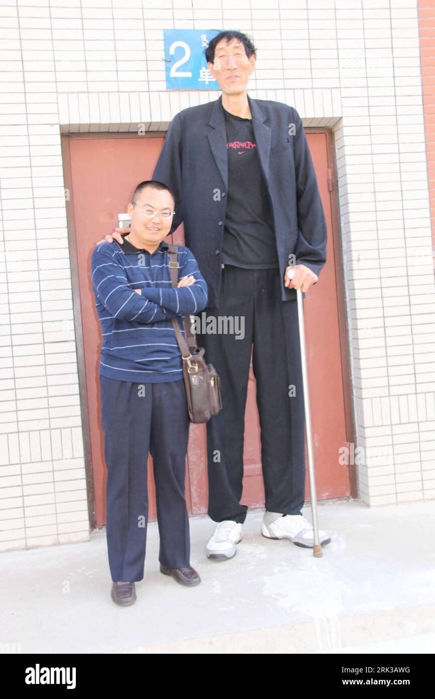 Bildnummer: 53401061  Datum: 21.09.2009  Copyright: imago/Xinhua  -- CHIFENG,  (Xinhua) -- 2.36-meters-high Chinese herdsman Bao Xishun (R), the previous world s tallest man, poses for photo-taking with his friend, in Chifeng City, north China s Inner Mongolia Autonomous Region, Sept. 21, 2009. The Guinness World Records announced on September 16 that 27-year-old turkish man Sultan Kosen, having his height validated at 2.465 metres, takes over the title of the world s tallest man from China s Bao Xishun. Kosen s record was unveiled to mark the launch of the Guinness World Records 2010 edition, Stock Photo