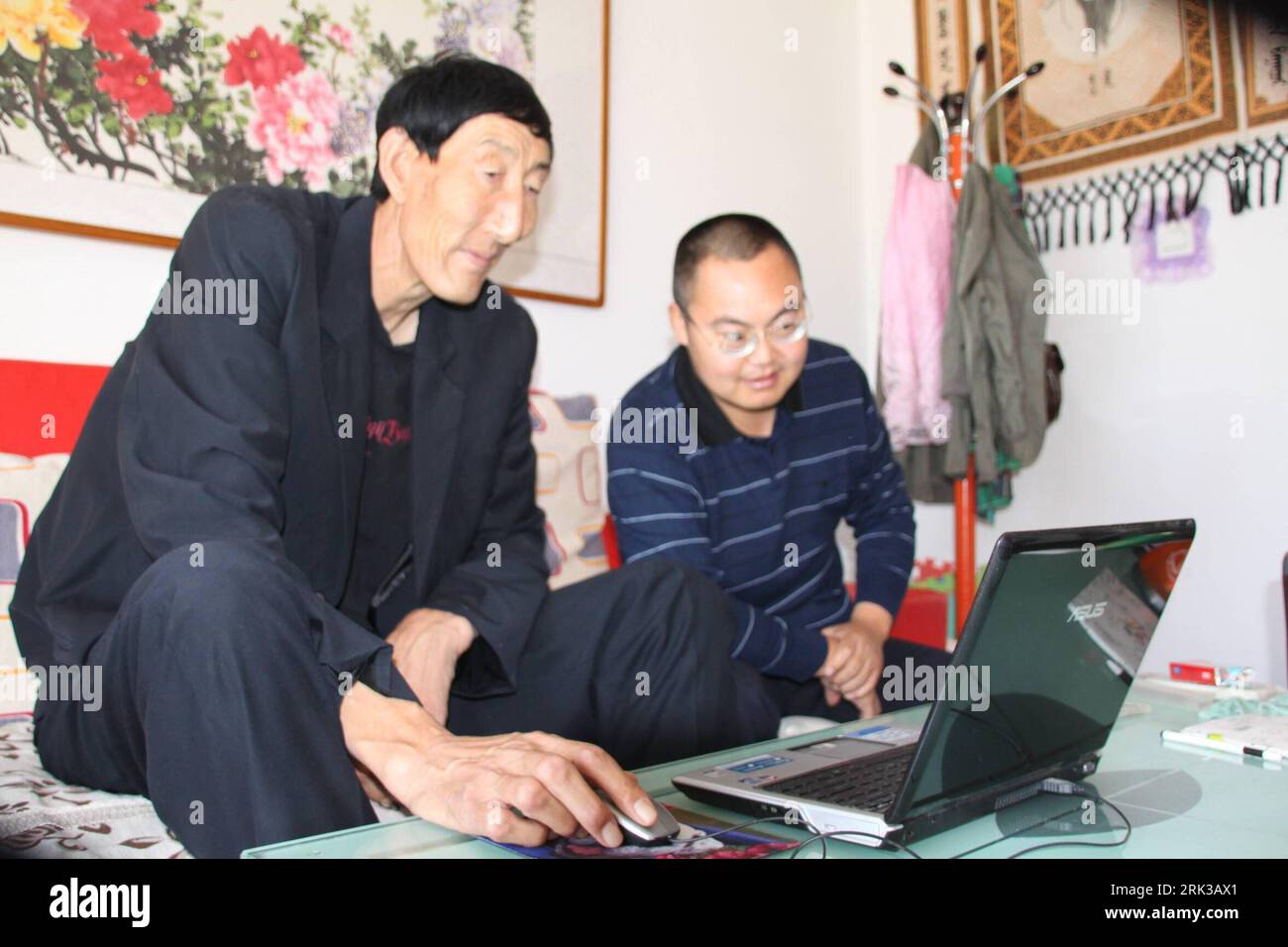 Bildnummer: 53401062  Datum: 21.09.2009  Copyright: imago/Xinhua  -- CHIFENG,  (Xinhua) -- 2.36-meters-high Chinese herdsman Bao Xishun (L), the previous world s tallest man, browses news online at home, in Chifeng City, north China s Inner Mongolia Autonomous Region, Sept. 21, 2009. The Guinness World Records announced on September 16 that 27-year-old turkish man Sultan Kosen, having his height validated at 2.465 metres, takes over the title of the world s tallest man from China s Bao Xishun. Kosen s record was unveiled to mark the launch of the Guinness World Records 2010 edition, now in its Stock Photo