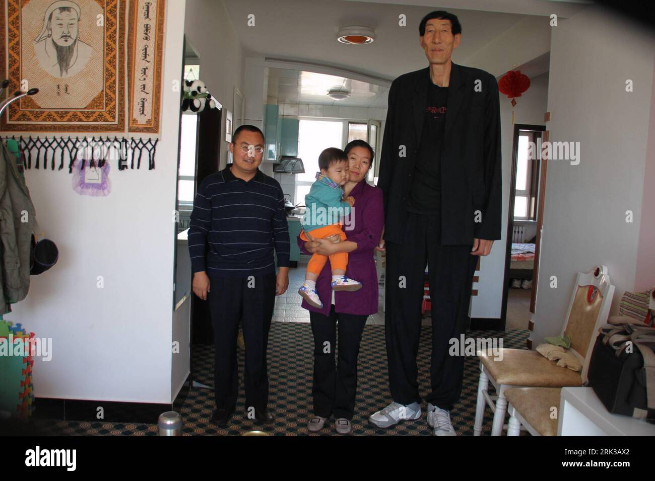 Bildnummer: 53401060  Datum: 21.09.2009  Copyright: imago/Xinhua  -- CHIFENG,  (Xinhua) -- 2.36-meters-high Chinese herdsman Bao Xishun, the previous world s tallest man, stands with his family members and friends at his home, in Chifeng City, north China s Inner Mongolia Autonomous Region, Sept. 21, 2009. The Guinness World Records announced on September 16 that 27-year-old turkish man Sultan Kosen, having his height validated at 2.465 metres, takes over the title of the world s tallest man from China s Bao Xishun. Kosen s record was unveiled to mark the launch of the Guinness World Records 2 Stock Photo
