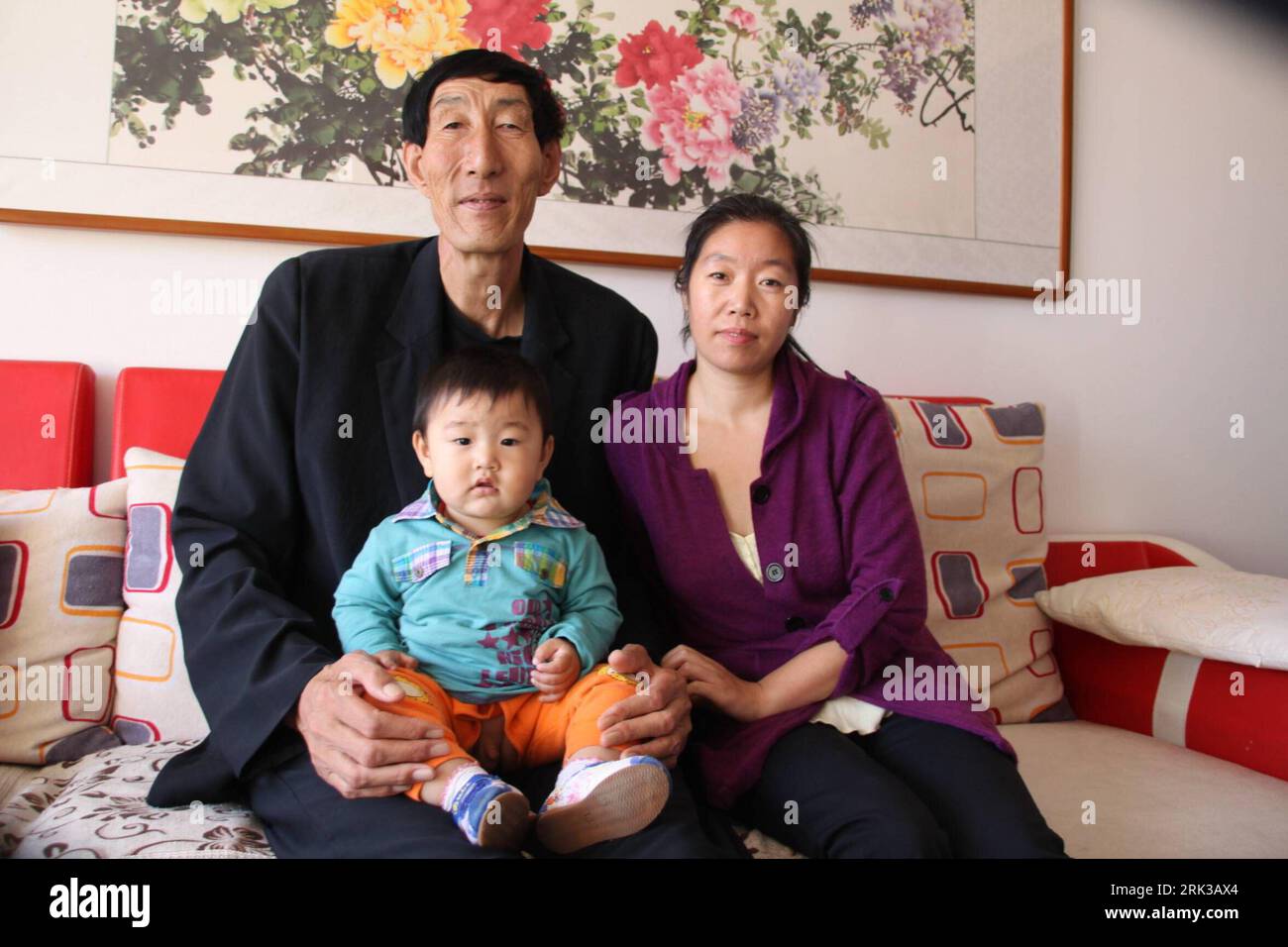 Bildnummer: 53401058  Datum: 21.09.2009  Copyright: imago/Xinhua  -- CHIFENG,  (Xinhua) -- 2.36-meters-high Chinese herdsman Bao Xishun, the previous world s tallest man, stays with his wife and son at home, in Chifeng City, north China s Inner Mongolia Autonomous Region, Sept. 21, 2009. The Guinness World Records announced on September 16 that 27-year-old turkish man Sultan Kosen, having his height validated at 2.465 metres, takes over the title of the world s tallest man from China s Bao Xishun. Kosen s record was unveiled to mark the launch of the Guinness World Records 2010 edition, now in Stock Photo