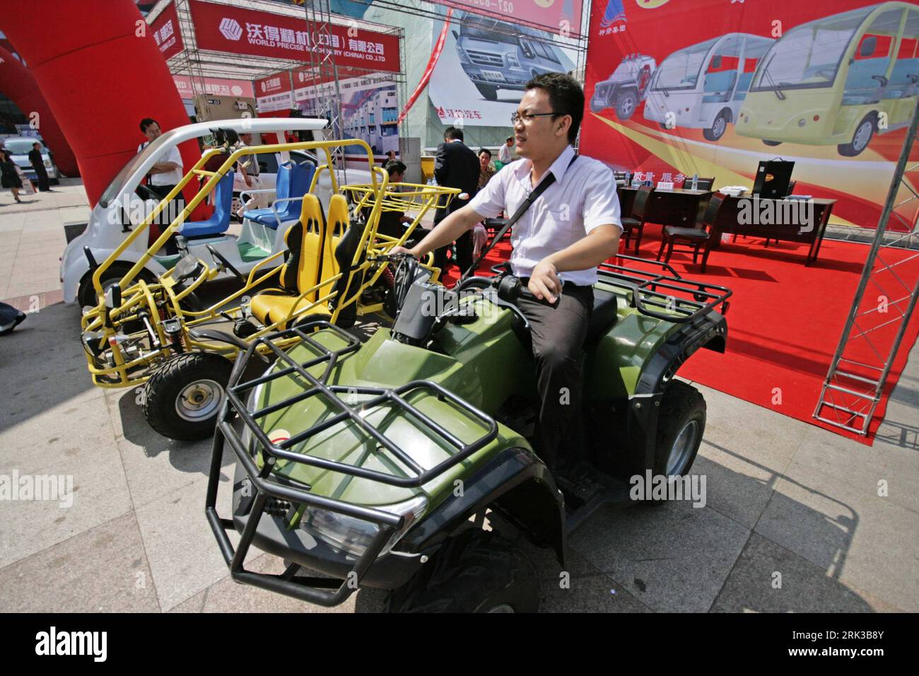 Bildnummer: 53411441  Datum: 23.09.2009  Copyright: imago/Xinhua WUHAN,  (Xinhua) A visitor tries an electric beach bike at the 10th China International Machinery and Electronic Products Exposition in Wuhan, capital of central China s Hubei Province, . Opened Wednesday at the Wuhan International Convention and Exhibition Center, the four-day exposition attracted some 500 enterprises from more than 40 countries and regions. (Xinhua/Li Li) (wqq) (2)CHINA-WUHAN-MACHINERY AND ELECTRONIC PRODUCTS EXPOSITION (CN) PUBLICATIONxNOTxINxCHN Messe kbdig xsk 2009 quer o0 Wirtschaft    Bildnummer 53411441 D Stock Photo