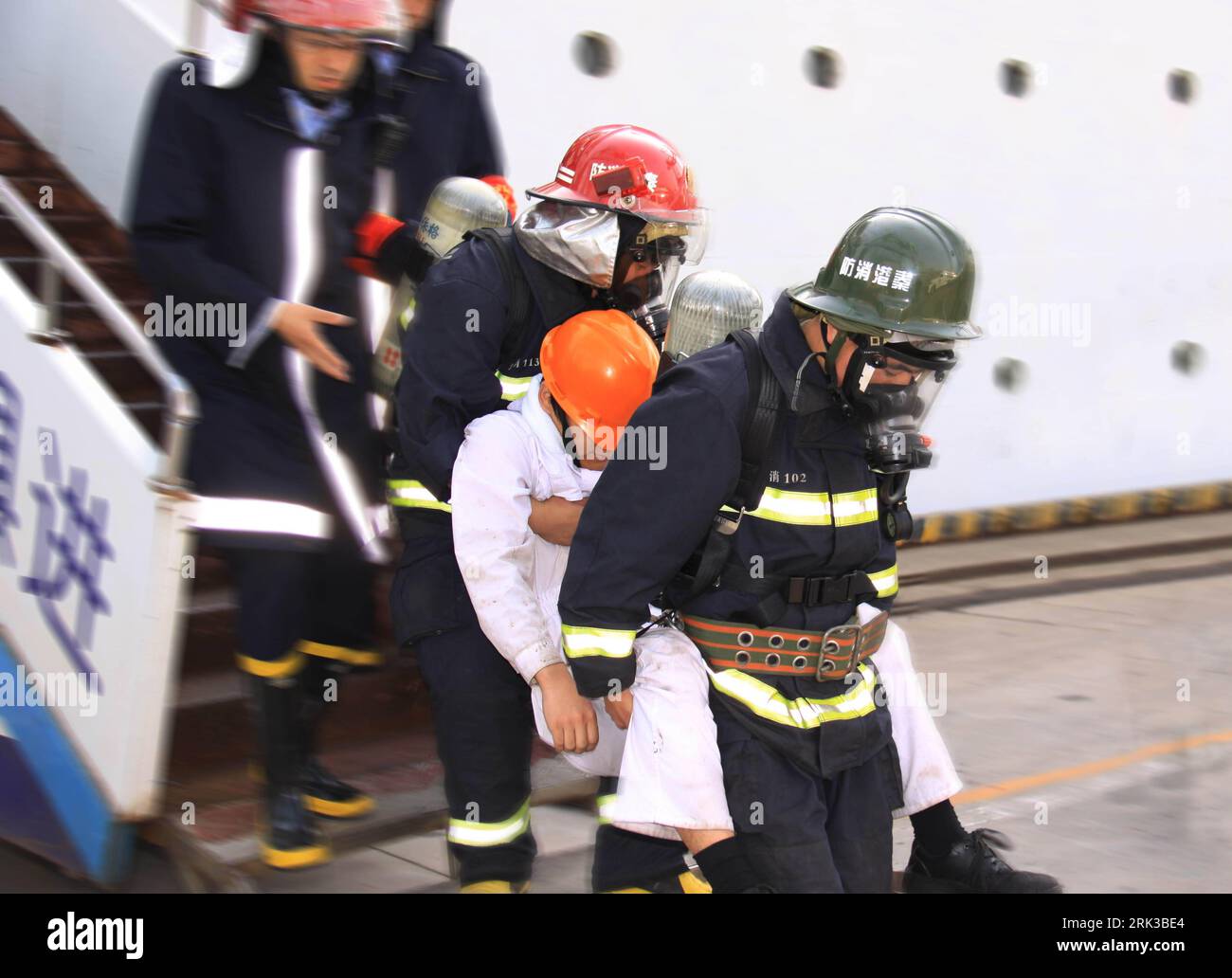 Bildnummer: 53415992  Datum: 23.09.2009  Copyright: imago/Xinhua (090924) -- QINHUANGDAO, Sept. 24, 2009 (Xinhua) -- Fire fighters evacuate a ship during a fire drill in Qinhuangdao, a port city in north China s Hebei Privince, Sept. 23, 2009. (Xinhua/Yang Shiyao) (clq) (1)CHINA-HEBEI-QINHUANGDAO-FIRE DRILL (CN) PUBLICATIONxNOTxINxCHN Feuerwehr Übung kbdig xcb 2009 quer o0 Bergung, Rettung, Feuerwehrmann, Arbeitswelten    Bildnummer 53415992 Date 23 09 2009 Copyright Imago XINHUA  Qinhuangdao Sept 24 2009 XINHUA Fire Fighters Evacuate a Ship during a Fire Drill in Qinhuangdao a Port City in No Stock Photo