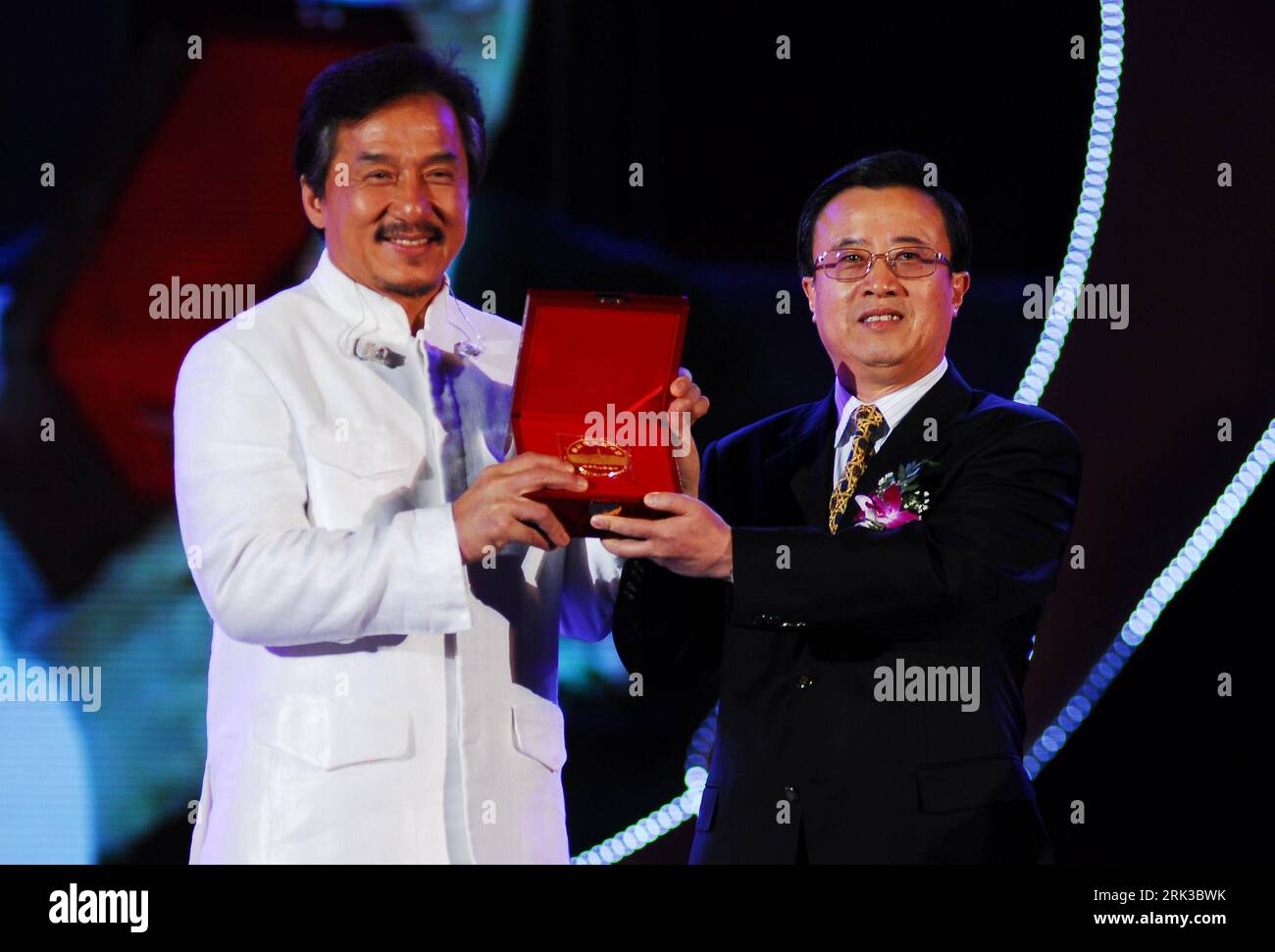 Bildnummer: 53426587  Datum: 23.09.2009  Copyright: imago/Xinhua (090925)  YANTAI, Sept. 25, 2009 (Xinhua)  Hong Kong Martial-arts and comedic film superstar Jackie Chan (L), receives the honorary gold medal in honor of his identity as the Image Ambassador of Yantai City, at the entertainment soiree of opening ceremony of the 3rd Yantai International Wine Festival, in Yantai City, east China s Shandong Province, Sept. 23, 2009. (Xinhua/Chu Yang) (px) (1)CHINA-YANTAI-JACKIE CHAN-IMAGE PROLOCUTOR-HONORED(CN) PUBLICATIONxNOTxINxCHN People Film premiumd kbdig xkg 2009 quer o00 Auszeichnung Trophäe Stock Photo