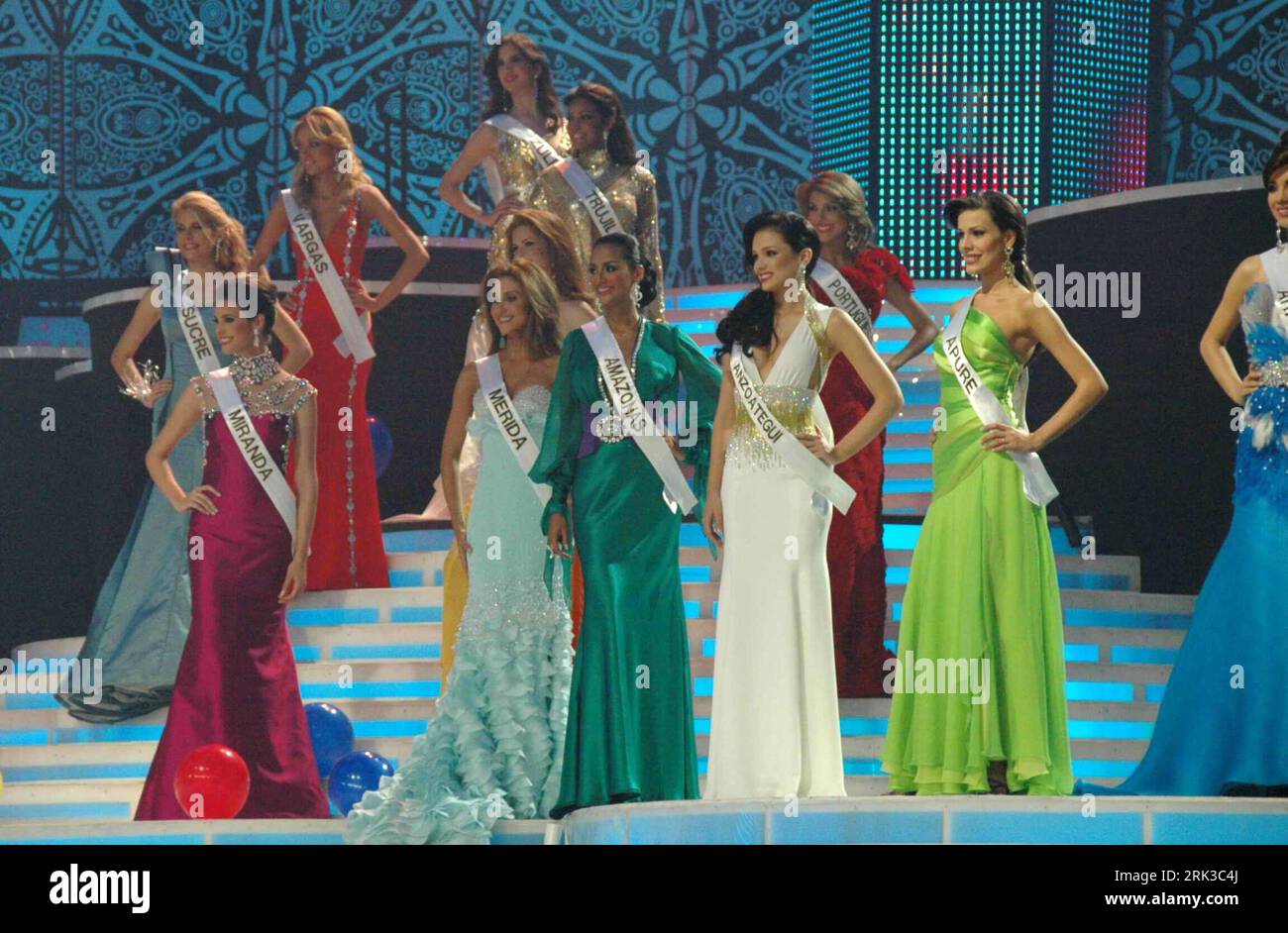 Bildnummer: 53429969  Datum: 24.09.2009  Copyright: imago/Xinhua (090924) -- CARACAS, Sept. 24, 2009 (Xinhua) -- Beauties compete in the evening gown competition of the Miss Venezuela 2009 beauty pageant in Caracas, capital of Venezuela, Sept. 24, 2009. Marelisa Gibson, aged 21 and a college student, won the beauty pageant and will compete for Miss Universe title next year representing Venezuela. (Xinhua/Juan Carlos Hernandez) (zcq) (6)VENEZUELA-CARACAS-MISS VENEZUELA PUBLICATIONxNOTxINxCHN Misswahl Miss Wahl Kbdig xdp 2009 quer o00 Schönheitswettbewerb    Bildnummer 53429969 Date 24 09 2009 C Stock Photo