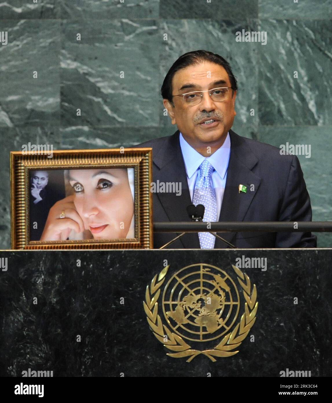 Bildnummer: 53431859  Datum: 25.09.2009  Copyright: imago/Xinhua (090925) -- NEW YORK, Sept. 25, 2009 (Xinhua) -- Pakistani President Asif Ali Zardari speaks next to a of his late wife, slained politician Benazir Bhutto and her slained father Zulfikar Ali Bhutto, during his address to the UN General Assembly at the United Nations headquarters in New York Sept. 25, 2009. (Xinhua/Shen Hong) (1)US-NEW YORK-UN GA DEBATE-ZARDARI PUBLICATIONxNOTxINxCHN People Politik UN Vollversammlung Generalversammlung UNO Vereinte Nationen Porträt kbdig xng 2009 quadrat premiumd  o0 Frau, Ehefrau, Familie, Foto Stock Photo