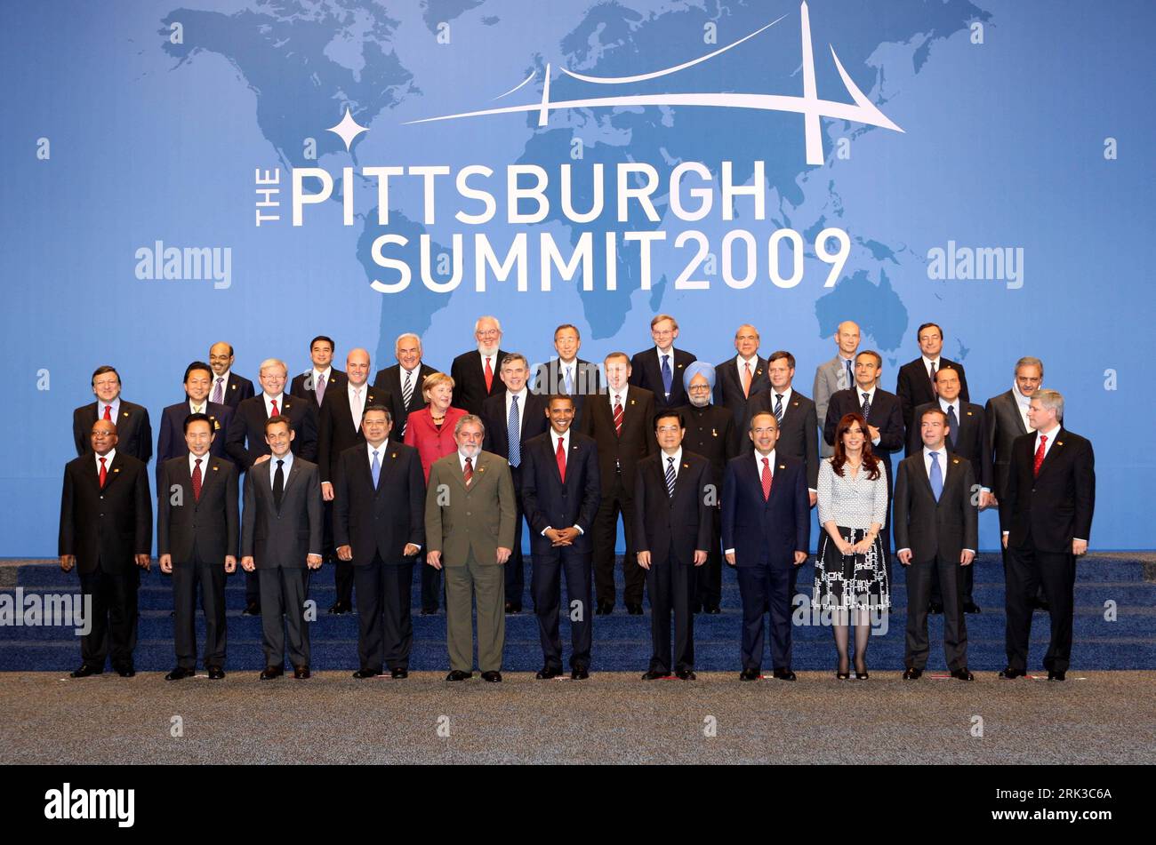 Bildnummer: 53431833  Datum: 25.09.2009  Copyright: imago/Xinhua (090925) -- PITTSBURGH, Sept. 25, 2009 (Xinhua) -- Chinese President Hu Jintao (R5 Front) poses for photos with other participants during the Group of 20 (G20) Financial Summit in Pittsburgh of the U.S., Sept. 25, 2009. (Xinhua/Yao Dawei) (cy) (2)U.S.-G20 SUMMIT-CHINA-HU JINTAO PUBLICATIONxNOTxINxCHN People Politik G20 G 20 Gipfel Gipfeltreffen kbdig xng 2009 quer premiumd o0 Gruppenbild,    Bildnummer 53431833 Date 25 09 2009 Copyright Imago XINHUA  Pittsburgh Sept 25 2009 XINHUA Chinese President HU Jintao R5 Front Poses for Ph Stock Photo