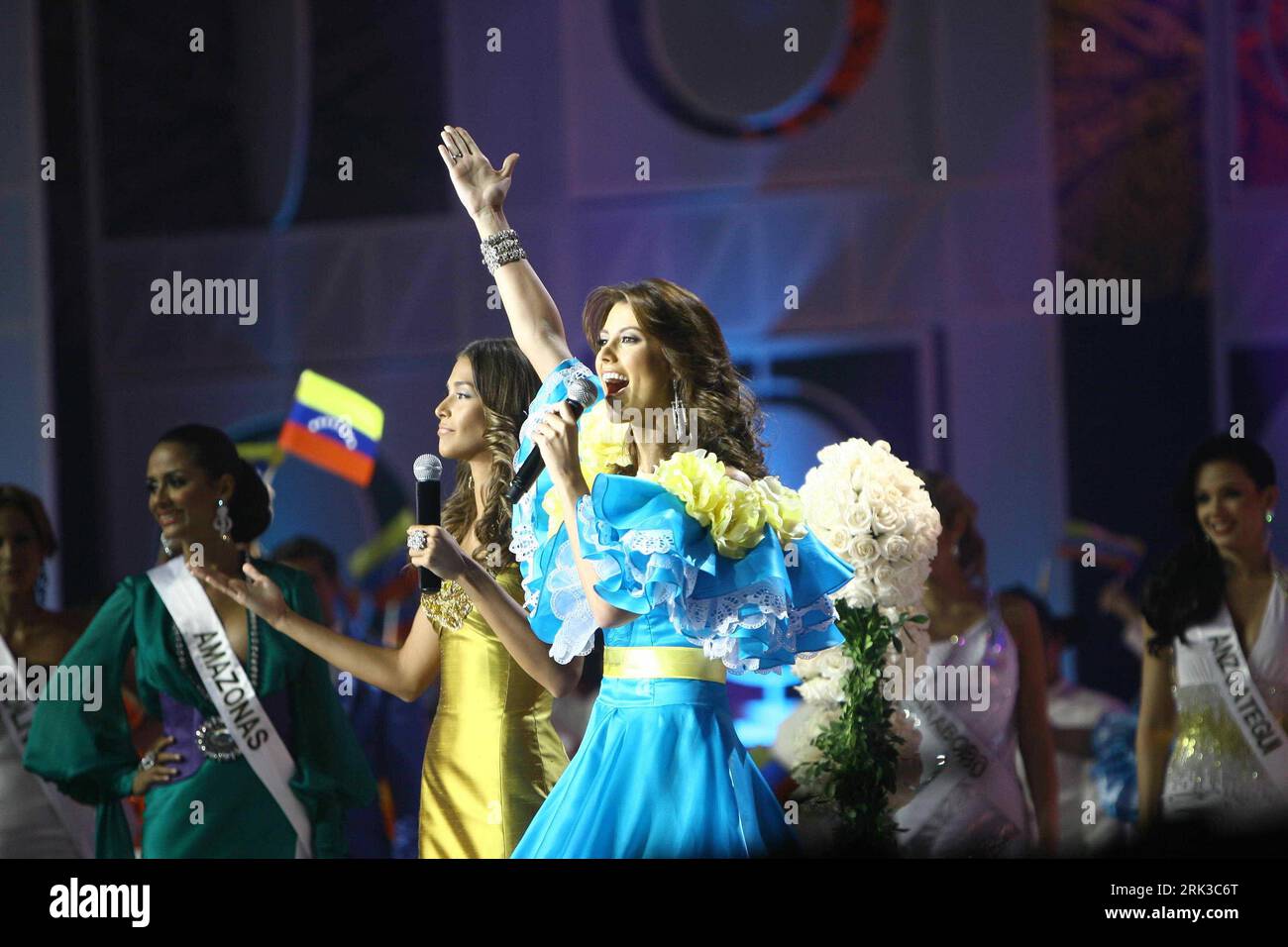 Bildnummer: 53429970  Datum: 24.09.2009  Copyright: imago/Xinhua (090924) -- CARACAS, Sept. 24, 2009 (Xinhua) -- Miss Universe 2009 Stefania Fernandez (front) speaks to audience during the Miss Venezuela 2009 beauty pageant in Caracas, capital of Venezuela, Sept. 24, 2009. Marelisa Gibson, aged 21 and a college student, won the beauty pageant and will compete for Miss Universe title next year representing Venezuela. (Xinhua/Juan Carlos Hernandez) (zcq) (8)VENEZUELA-CARACAS-MISS VENEZUELA PUBLICATIONxNOTxINxCHN Misswahl Miss Wahl Kbdig xdp 2009 quer o00 Schönheitswettbewerb    Bildnummer 534299 Stock Photo