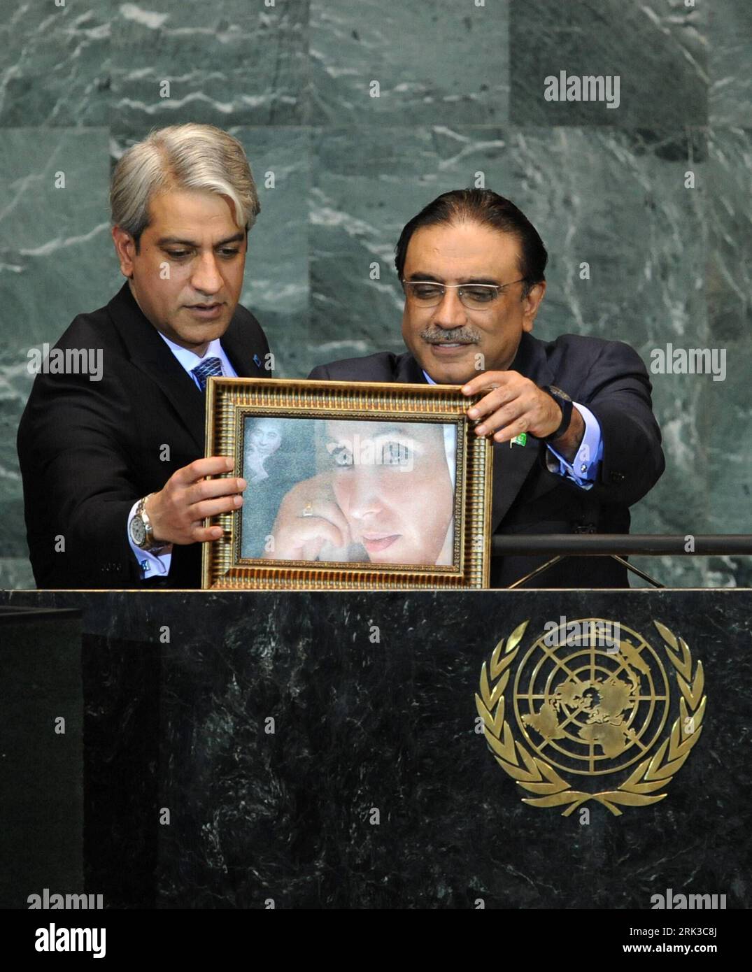 Bildnummer: 53431854  Datum: 25.09.2009  Copyright: imago/Xinhua (090925) -- NEW YORK, Sept. 25, 2009 (Xinhua) -- Pakistani President Asif Ali Zardari (R) is helped to set up a of his late wife, slained politician Benazir Bhutto and her slained father Zulfikar Ali Bhutto, during his address to the UN General Assembly at the United Nations headquarters in New York Sept. 25, 2009. (Xinhua/Shen Hong) (3)US-NEW YORK-UN GA DEBATE-ZARDARI PUBLICATIONxNOTxINxCHN People Politik UN Vollversammlung Generalversammlung UNO Vereinte Nationen kbdig xng 2009 hoch premiumd o0 Frau, Ehefrau, Familie, Foto    B Stock Photo
