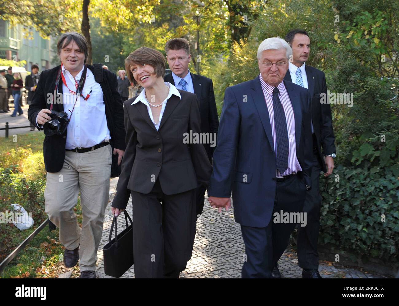 (090927) -- BERLIN, Sept. 27, 2009 (Xinhua) -- German Vice Chancellor Frank-Walter Steinmeier (R front) from the Social Democrats (SPD) and his wife Elke Büdenbender (L front) leave after casting ballots at a polling station in Berlin, capital of Germany, Sept. 27, 2009. Voters across Germany started to cast ballots at 8:00 a.m. local time (0600GMT) Sunday in the general election in which Chancellor Angela Merkel is widely considered to be re-elected. (Xinhua/Wu Wei) (zw) (14)GERMANY-POLITICS-ELECTION PUBLICATIONxNOTxINxCHN   090927 Berlin Sept 27 2009 XINHUA German Vice Chancellor Frank Walte Stock Photo