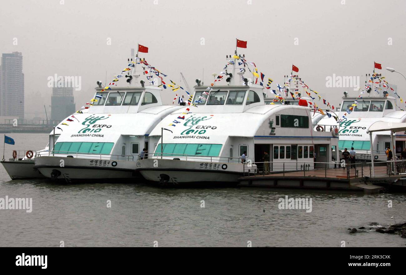 Bildnummer: 53441824  Datum: 27.09.2009  Copyright: imago/Xinhua (090927) -- SHANGHAI, Sept. 27, 2009 (Xinhua) -- New ferry boats designed for the 2010 World Expo are pictured in the ferry pier in the Expo site in Shanghai of east China on Sept. 27, 2009. Four of 22 tailored ferry boats made their debut in Shanghai that will host the World Expo in May 2010. (Xinhua/Ren Long) (clq) (2)CHINA-SHANGHAI-FERRY BOATS (CN) PUBLICATIONxNOTxINxCHN Objekte Fähre Kbdig xdp 2009 quer     Bildnummer 53441824 Date 27 09 2009 Copyright Imago XINHUA  Shanghai Sept 27 2009 XINHUA New Ferry Boats designed for Th Stock Photo