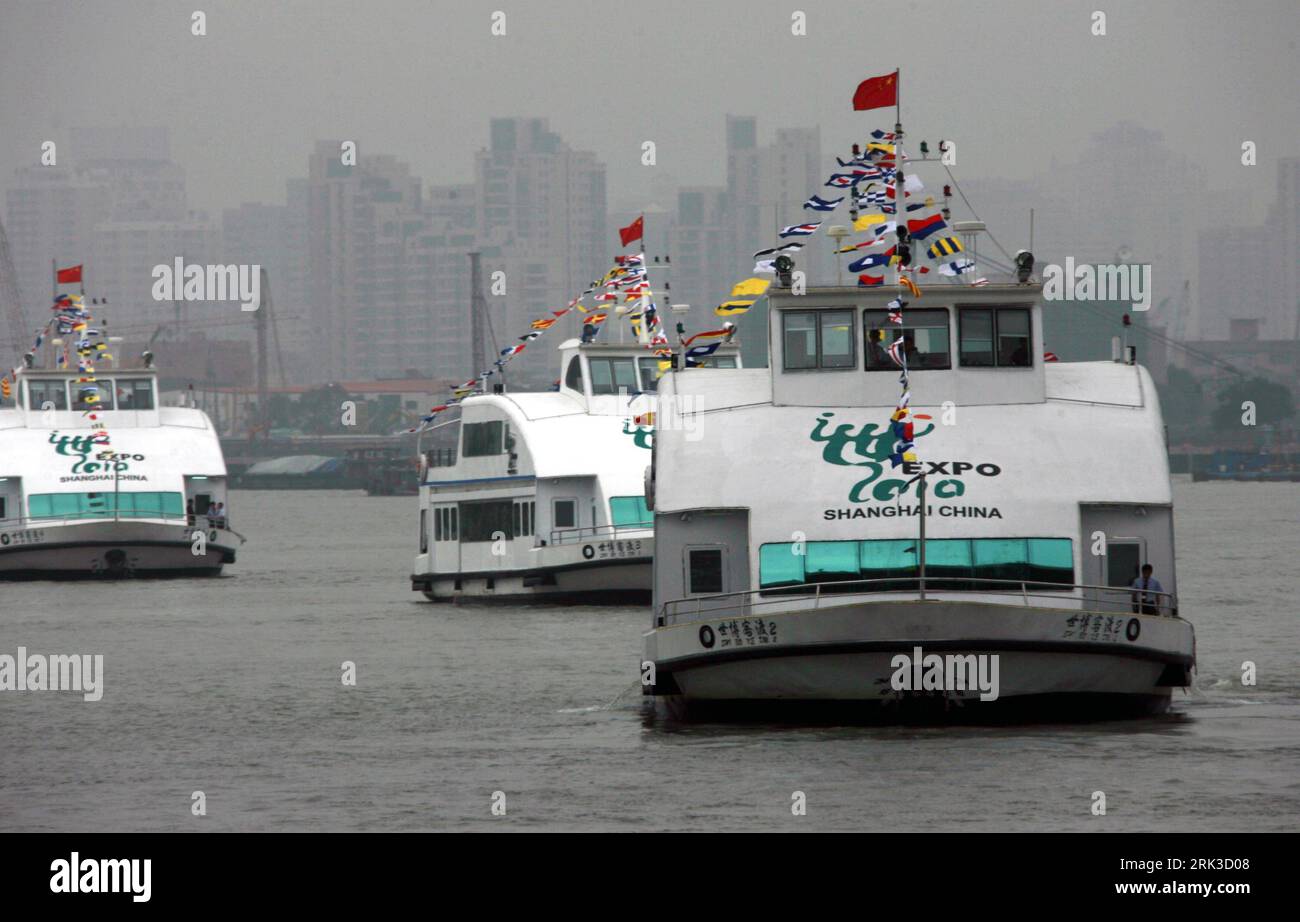 Bildnummer: 53441825  Datum: 27.09.2009  Copyright: imago/Xinhua (090927) -- SHANGHAI, Sept. 27, 2009 (Xinhua) -- New ferry boats designed for the 2010 World Expo are pictured in the ferry pier in the Expo site in Shanghai of east China on Sept. 27, 2009. Four of 22 tailored ferry boats made their debut in Shanghai that will host the World Expo in May 2010. (Xinhua/Ren Long) (clq) (1)CHINA-SHANGHAI-FERRY BOATS (CN) PUBLICATIONxNOTxINxCHN Objekte Fähre Kbdig xdp 2009 quer     Bildnummer 53441825 Date 27 09 2009 Copyright Imago XINHUA  Shanghai Sept 27 2009 XINHUA New Ferry Boats designed for Th Stock Photo